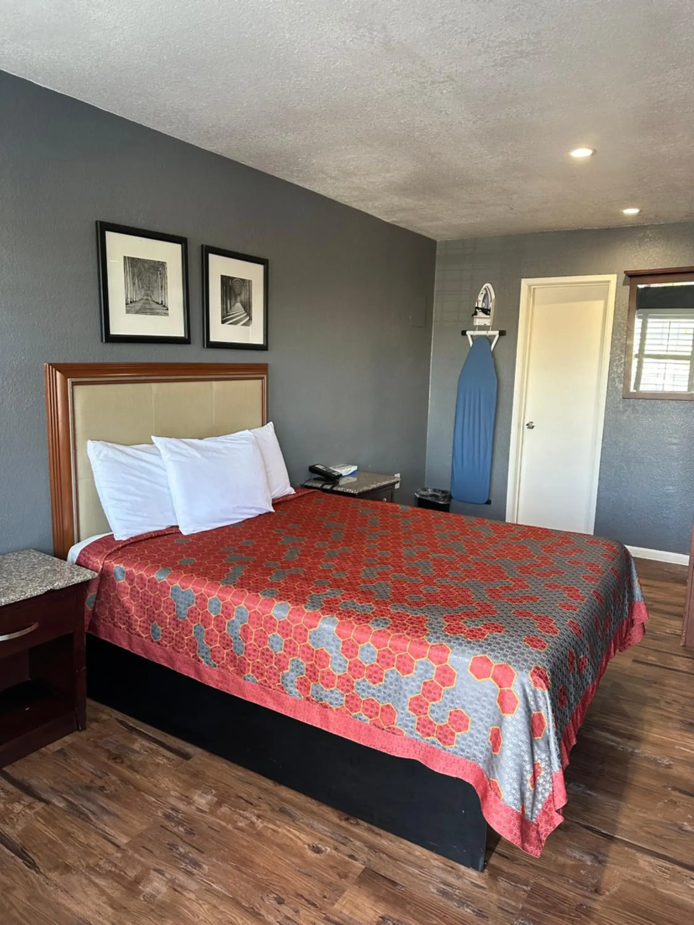 Bedroom, Bed in Fireside Inn By The Beach Boardwalk & Bowling Bedroom, Bed in Fireside Inn By The Beach Boardwalk & Bowling