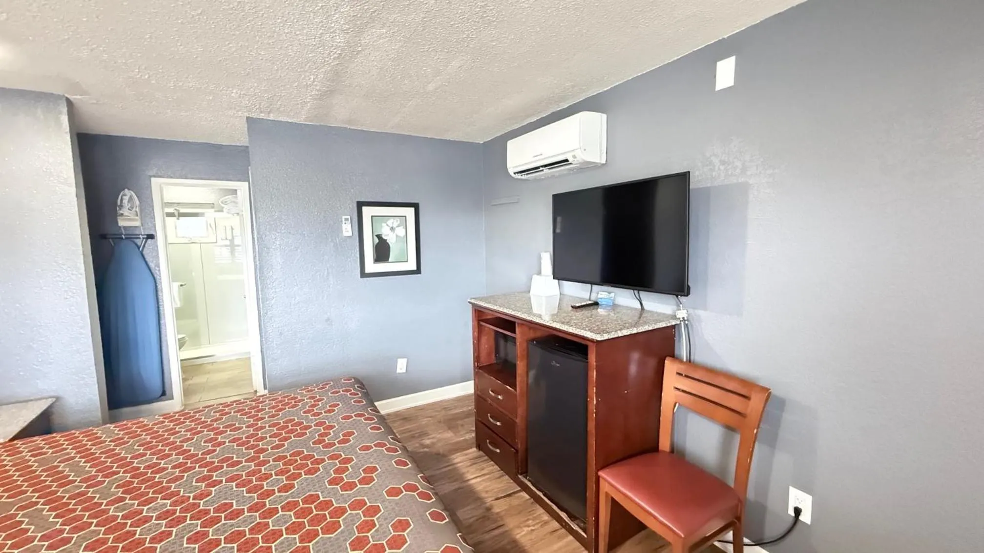 Bed in Fireside Inn By The Beach Boardwalk & Bowling