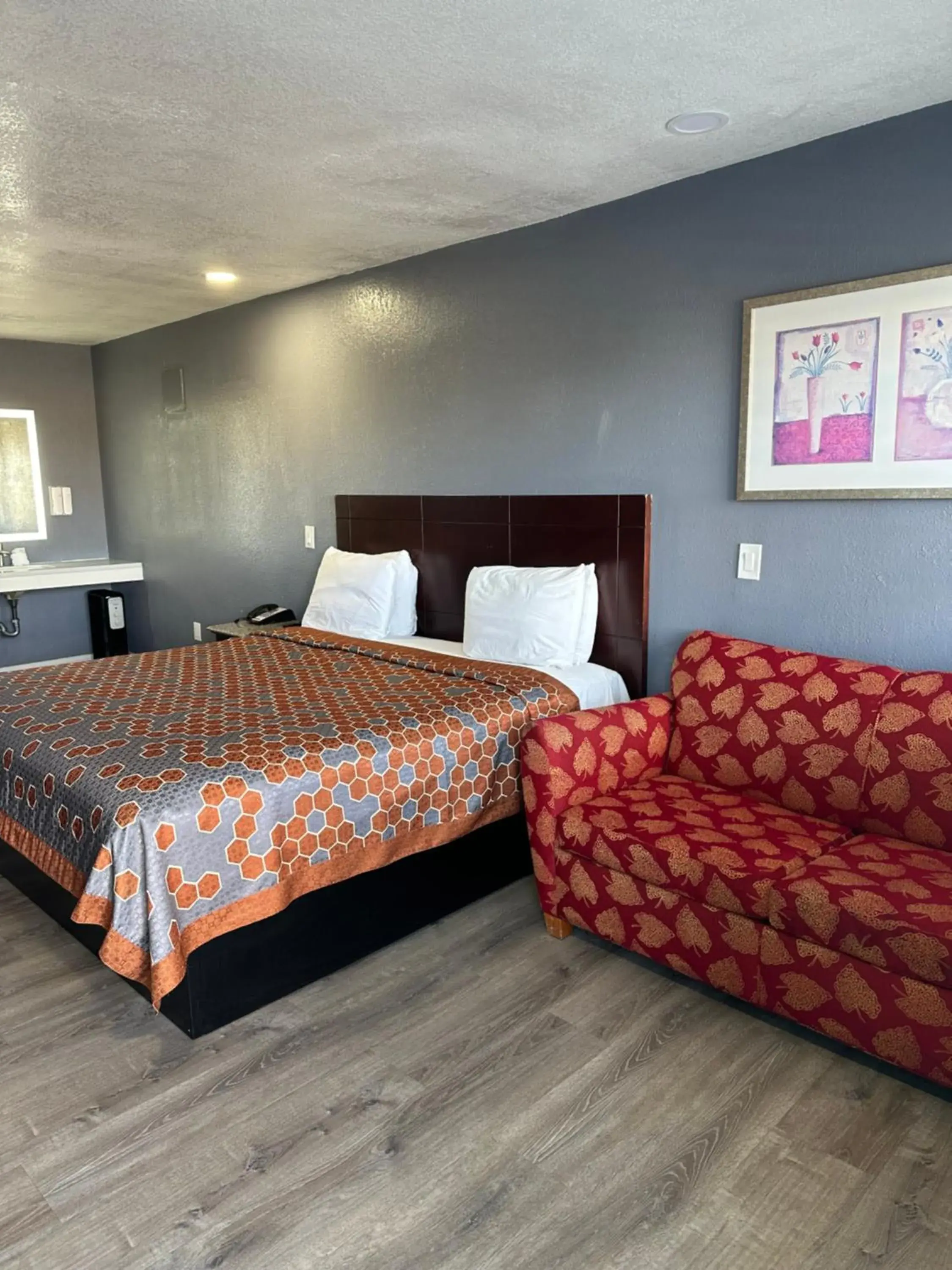 Bed in Fireside Inn By The Beach Boardwalk & Bowling Bed in Fireside Inn By The Beach Boardwalk & Bowling