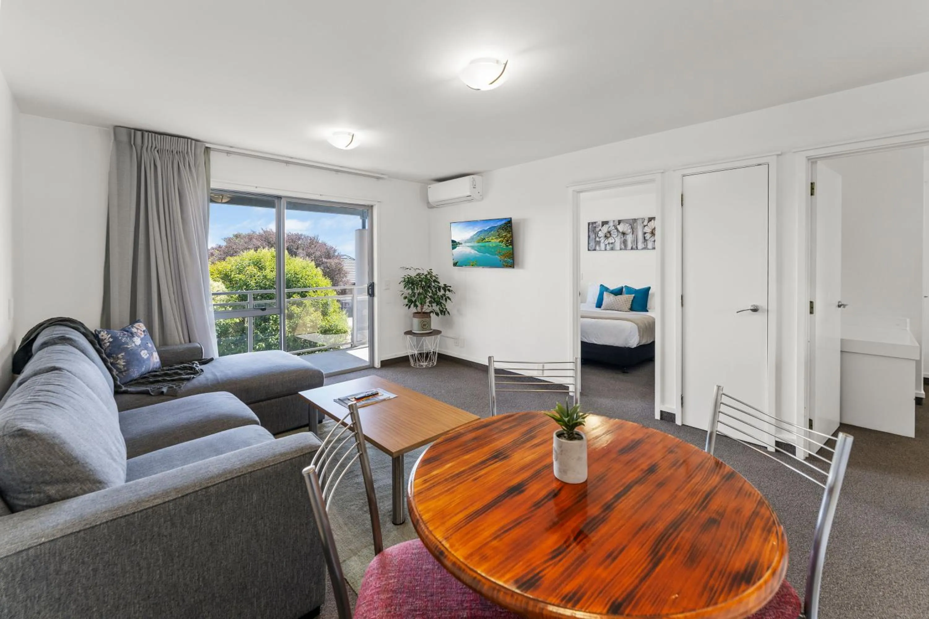 Communal lounge/ TV room in Greens Motel