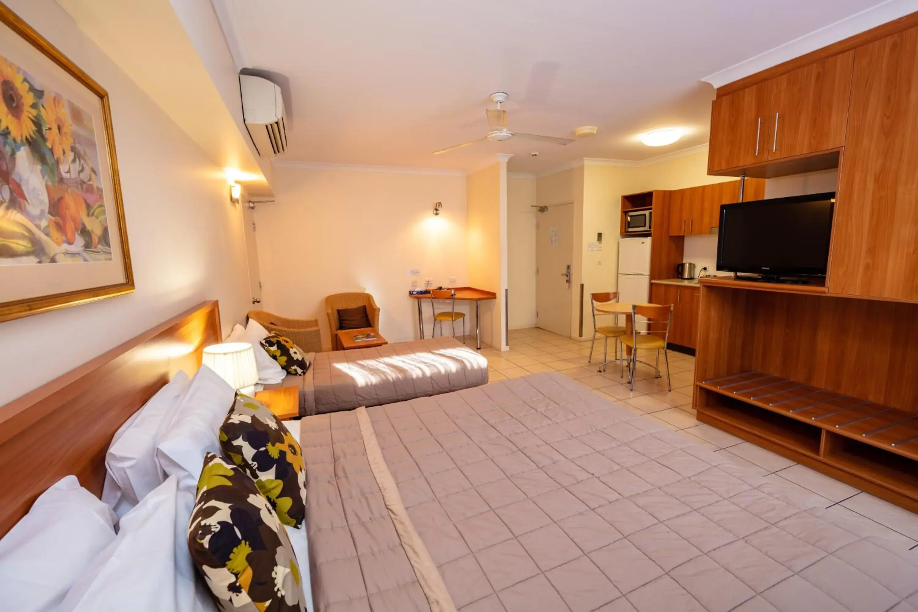 Photo of the whole room, Bed in Cairns Queens Court Photo of the whole room, Bed in Cairns Queens Court