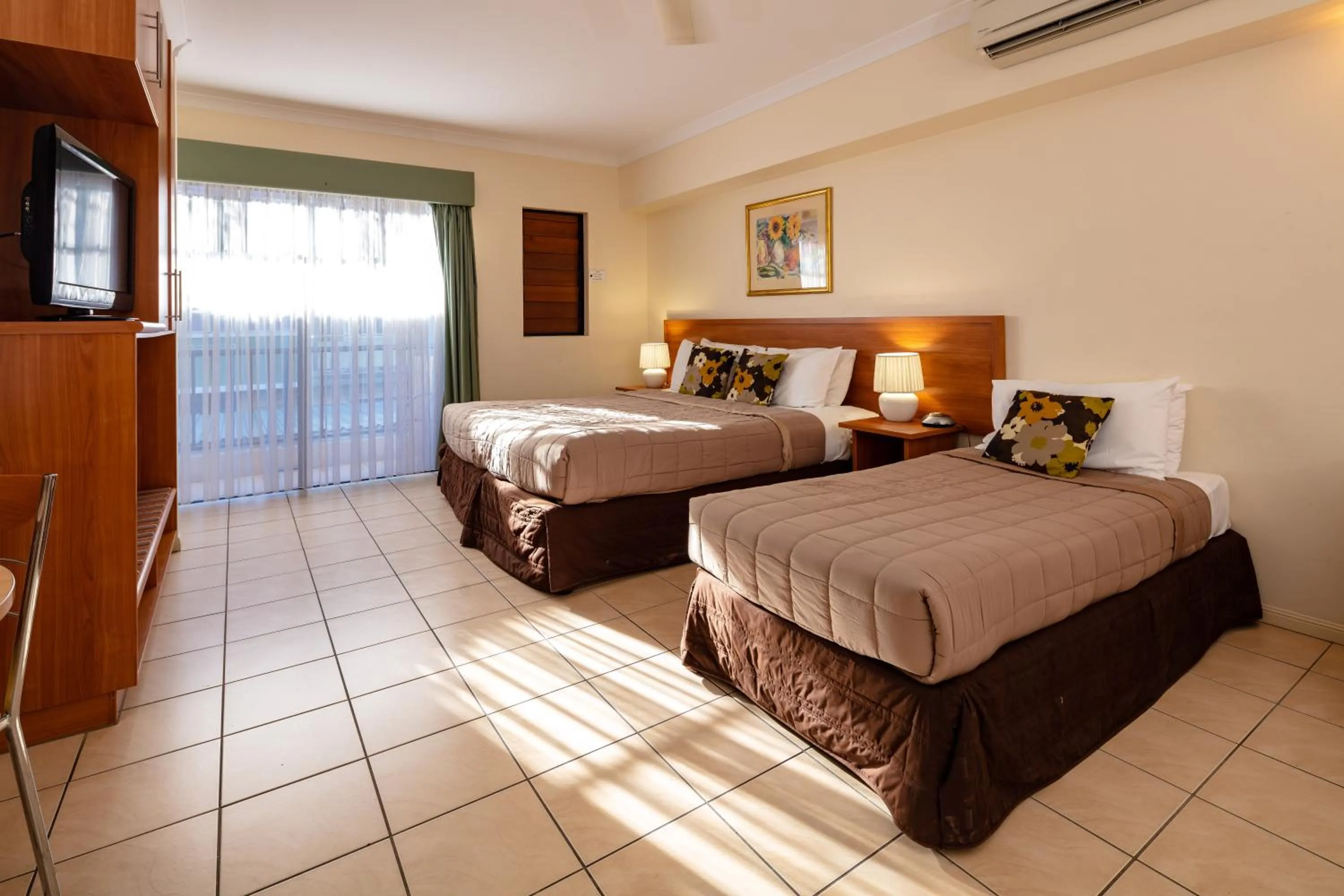 Photo of the whole room, Bed in Cairns Queens Court