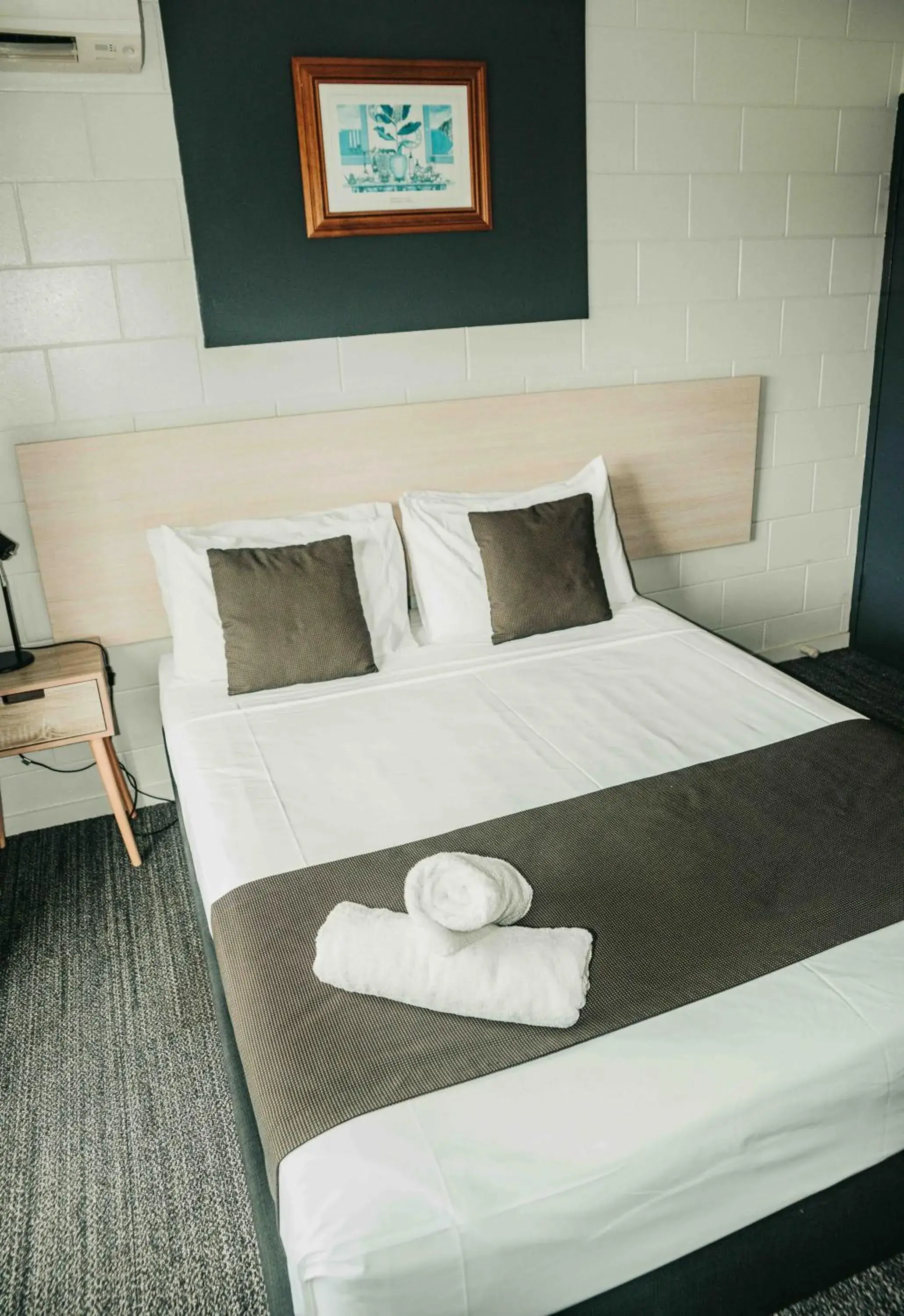 Economy Double - Shared Bathroom in Cairns Queens Court Economy Double - Shared Bathroom in Cairns Queens Court