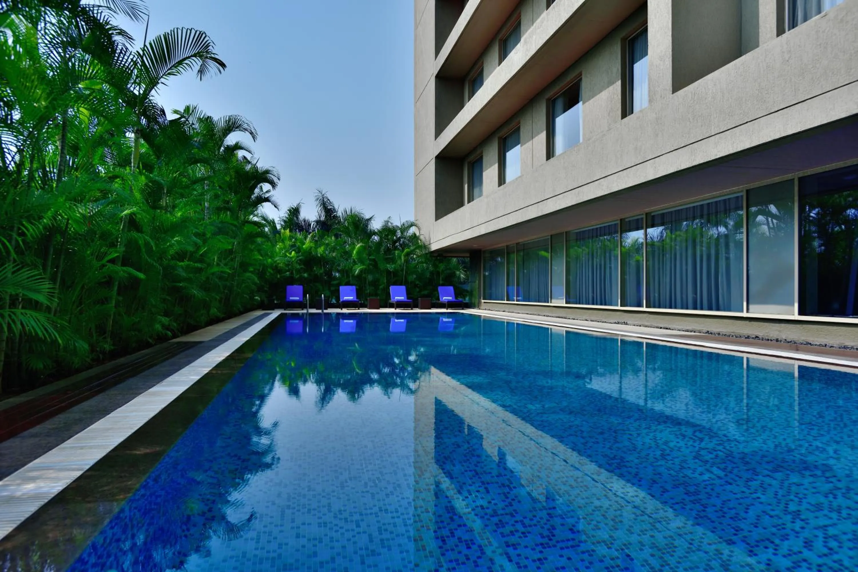Swimming pool in Courtyard by Marriott Pune Hinjewadi