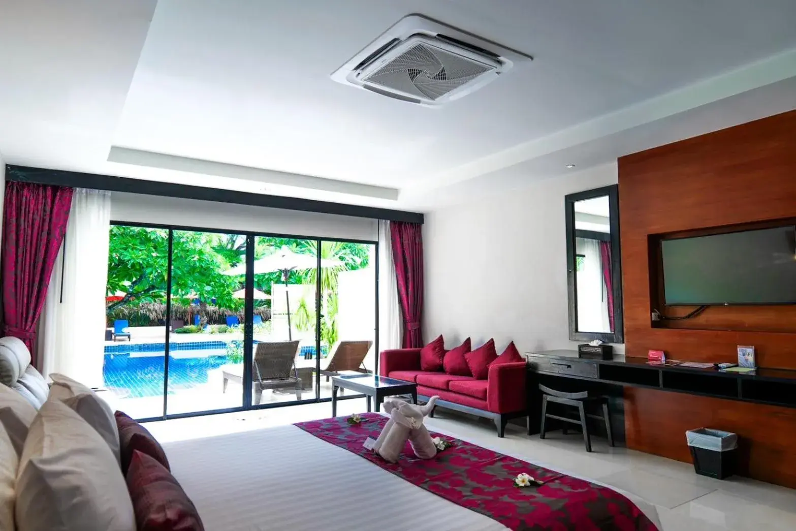 Photo of the whole room in Horizon Karon Beach Resort & Spa Photo of the whole room in Horizon Karon Beach Resort & Spa