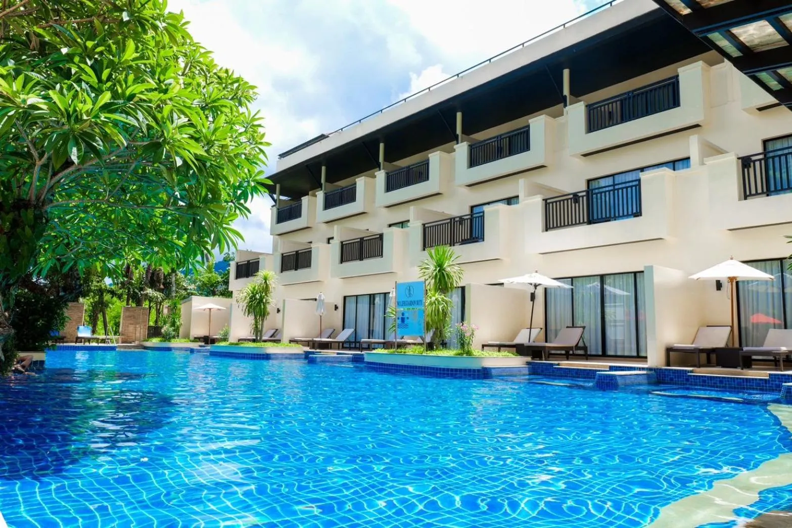Swimming pool in Horizon Karon Beach Resort & Spa