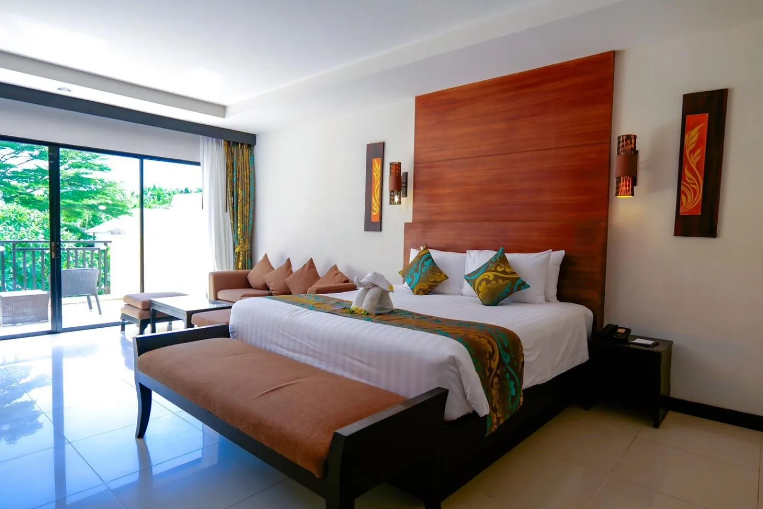 Bed in Horizon Karon Beach Resort & Spa