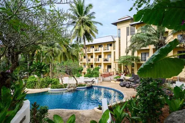 Pool view in Horizon Karon Beach Resort & Spa Pool view in Horizon Karon Beach Resort & Spa
