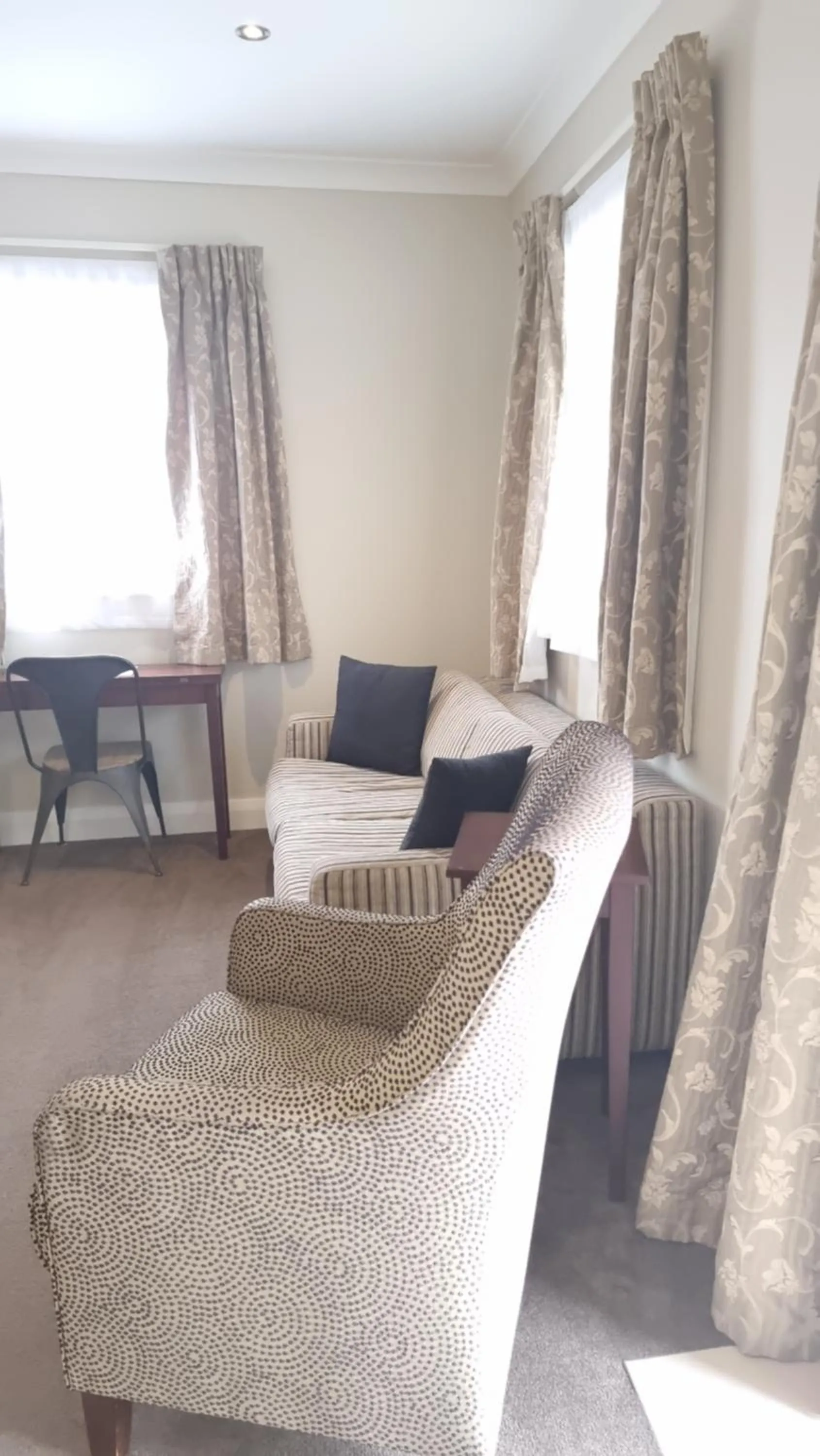 Living room, Bed in THE MEWS Oamaru