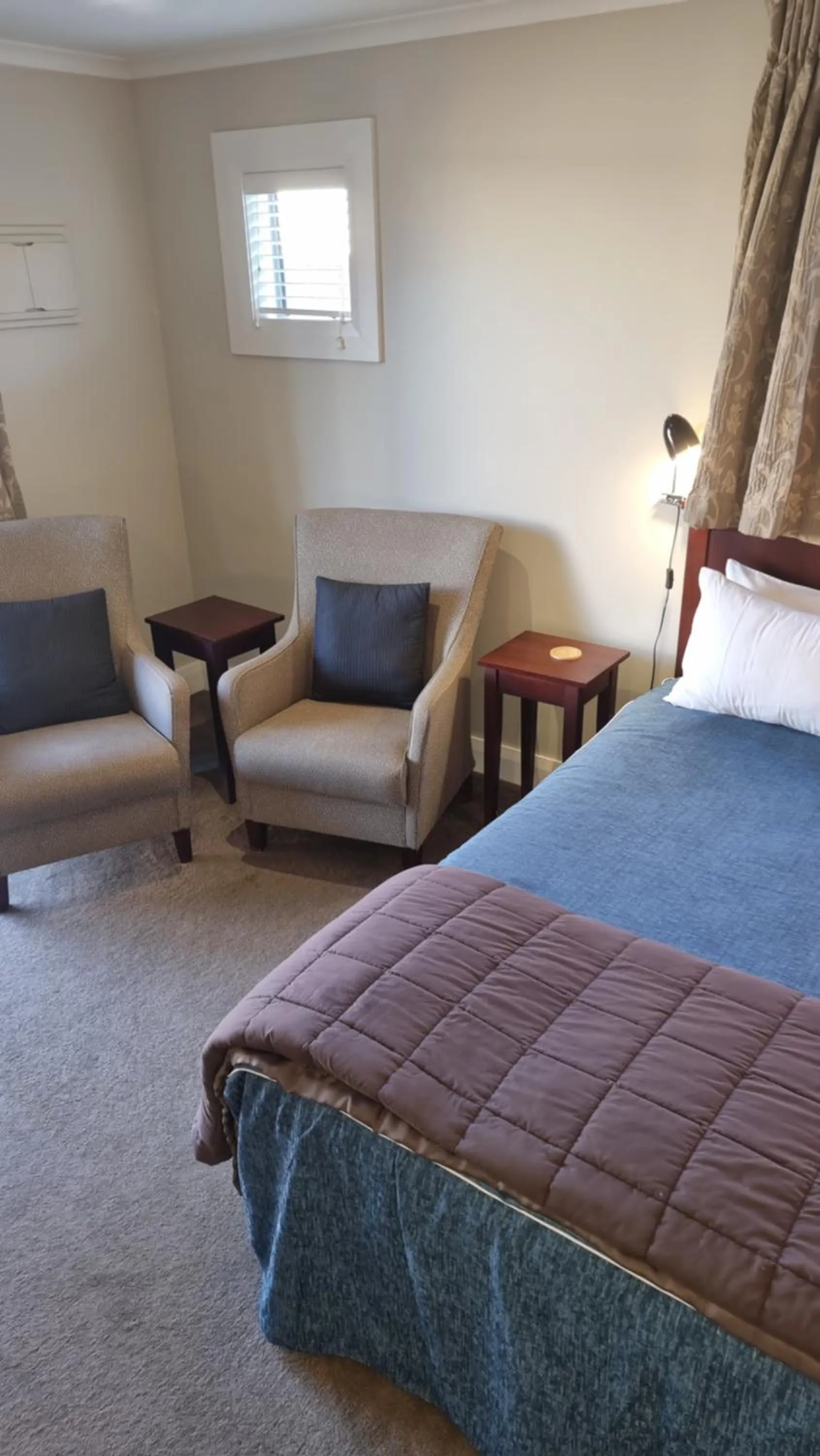 Seating area, Bed in THE MEWS Oamaru