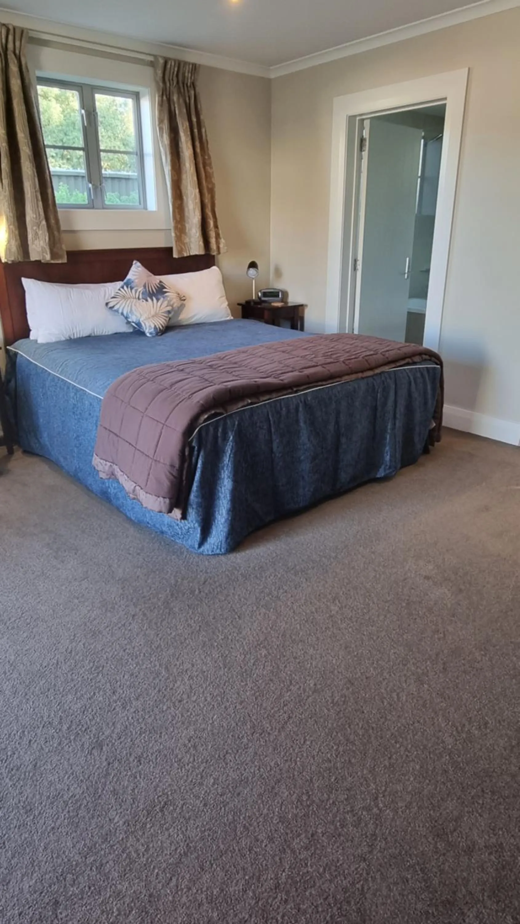 acessibility, Bed in THE MEWS Oamaru