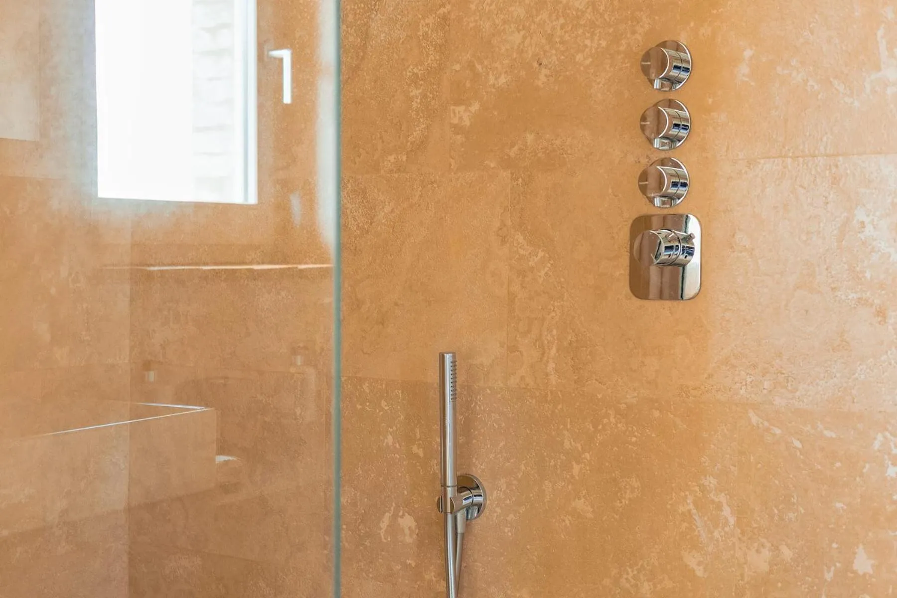 Shower in Mastrojanni Relais