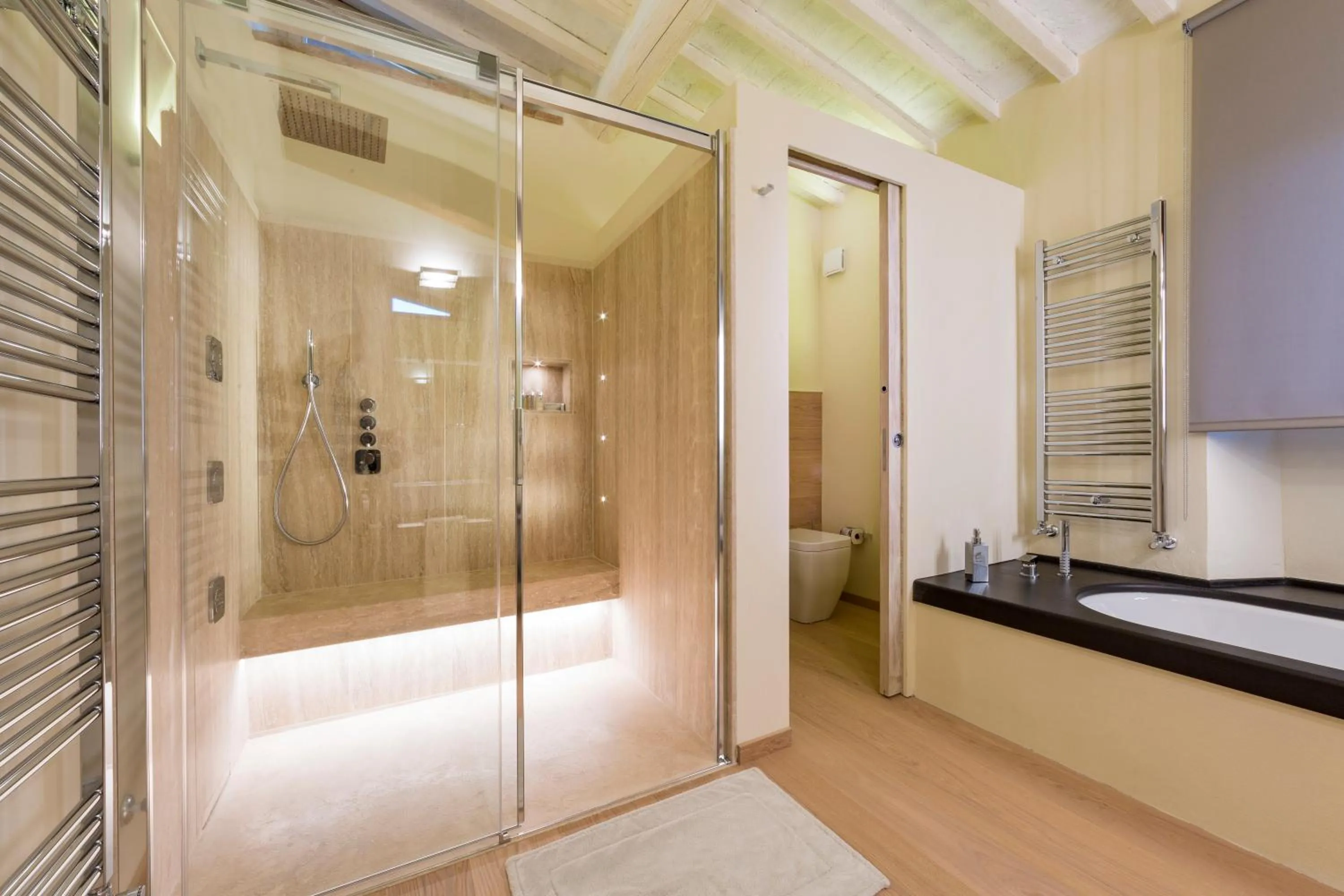 Shower in Mastrojanni Relais