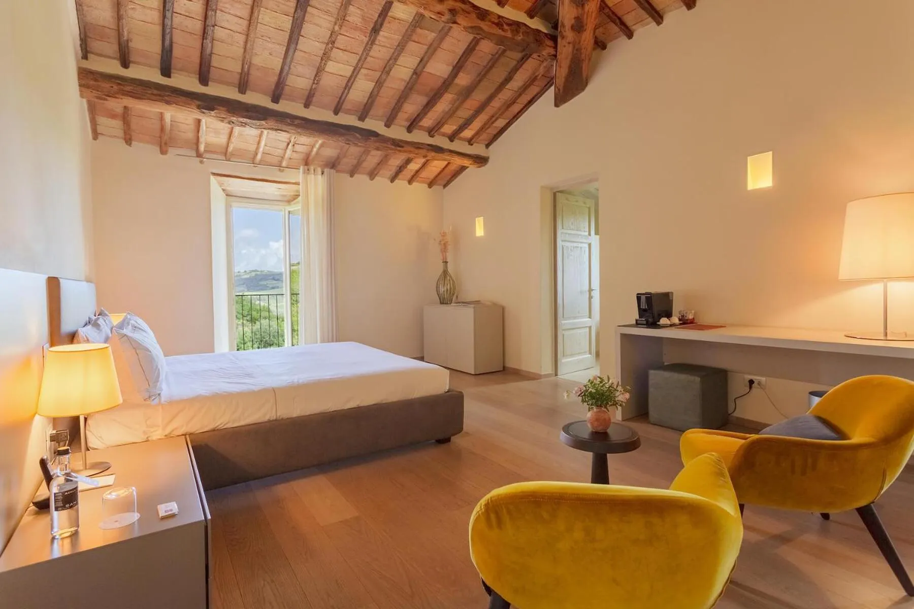 Photo of the whole room, Bed in Mastrojanni Relais