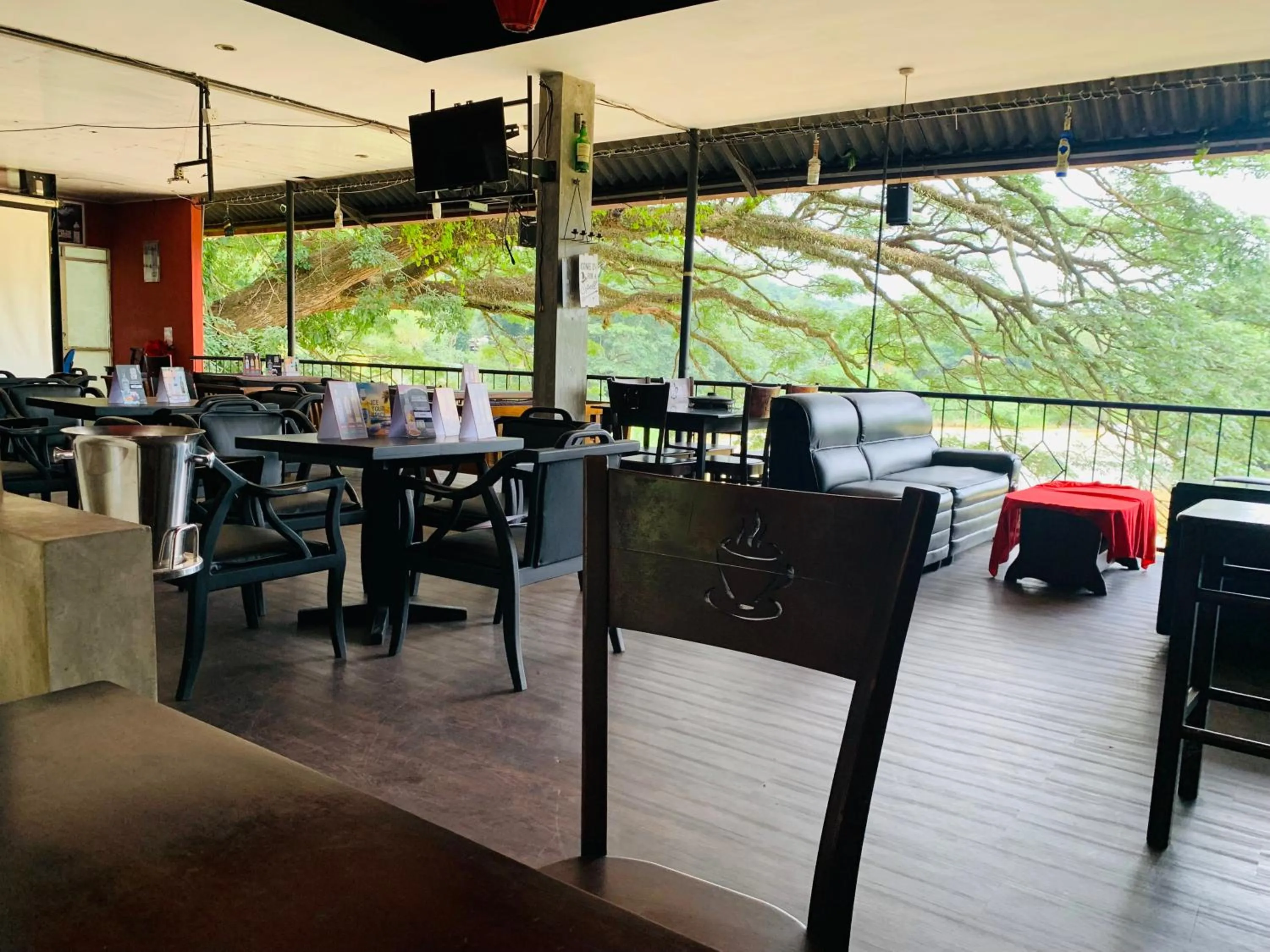 Restaurant/places to eat in Hotel Gangaaddara