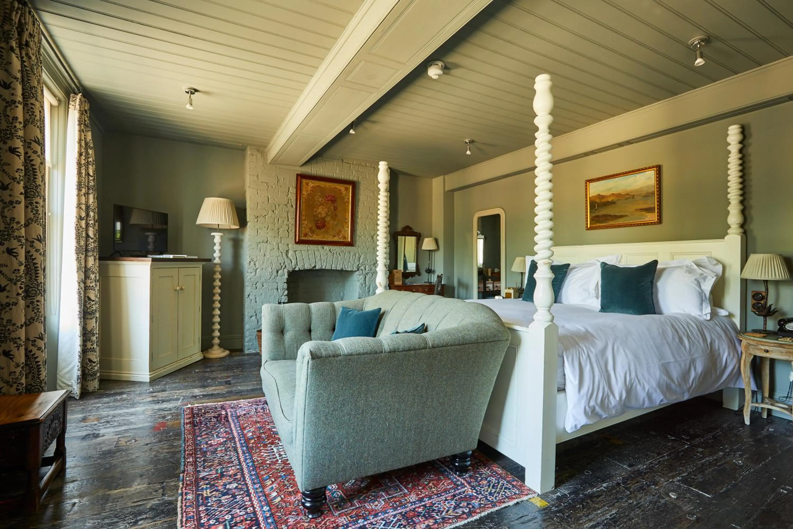 Photo of the whole room, Bed in THE PIG in the Wall - Southampton