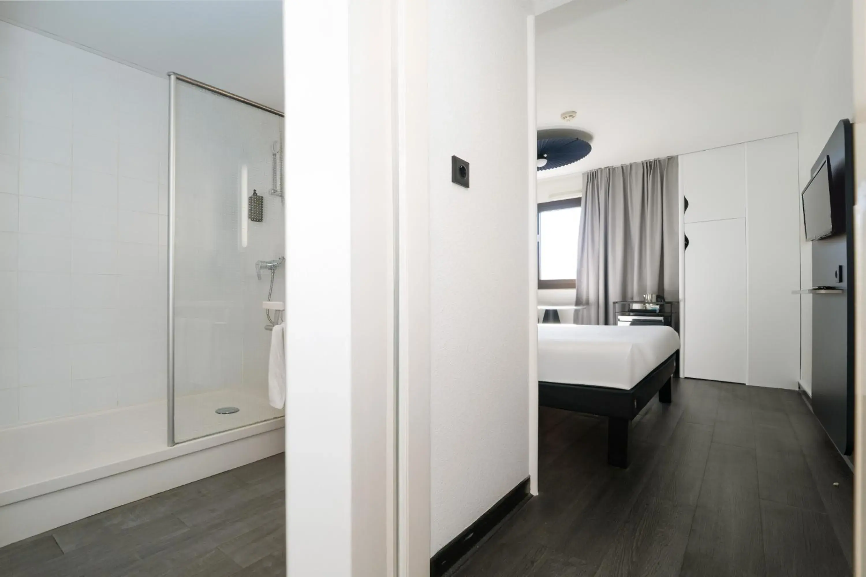 Toilet, Bed in Hotel Ibis Coimbra Centro Toilet, Bed in Hotel Ibis Coimbra Centro