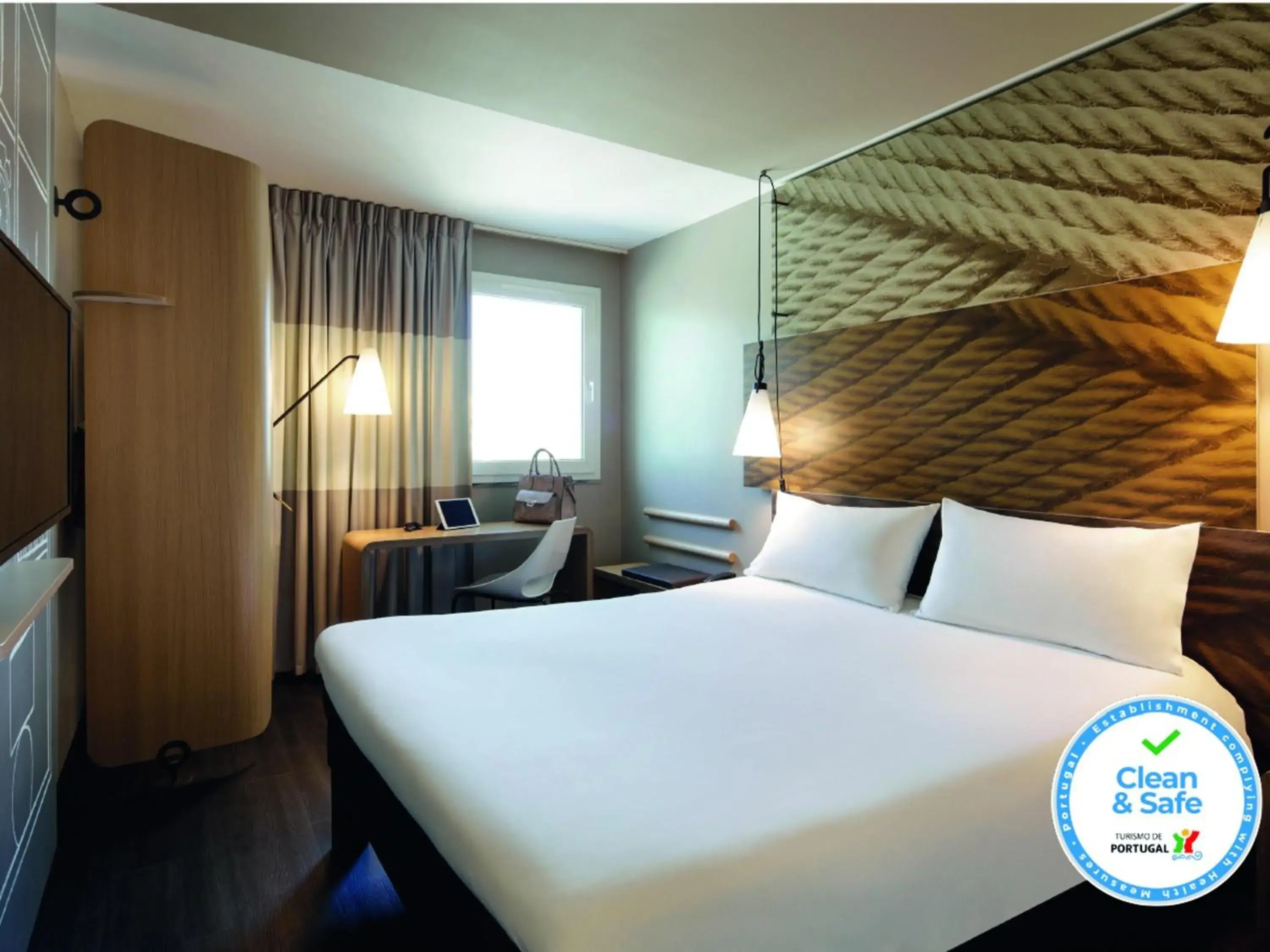 Bedroom, Bed in Hotel Ibis Coimbra Centro Bedroom, Bed in Hotel Ibis Coimbra Centro