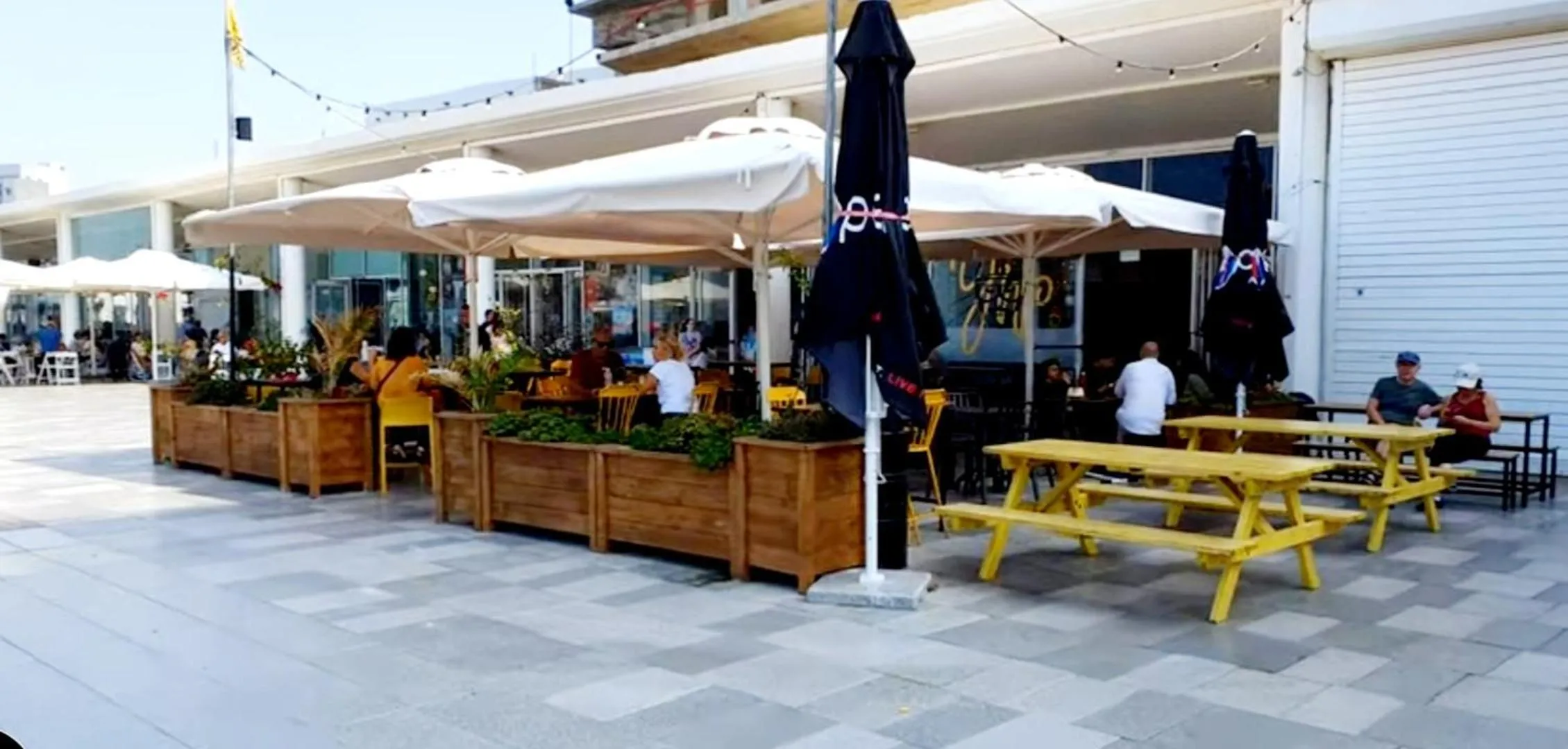 Restaurant/places to eat in Beachfront Studio Apartment Bat Yam 412