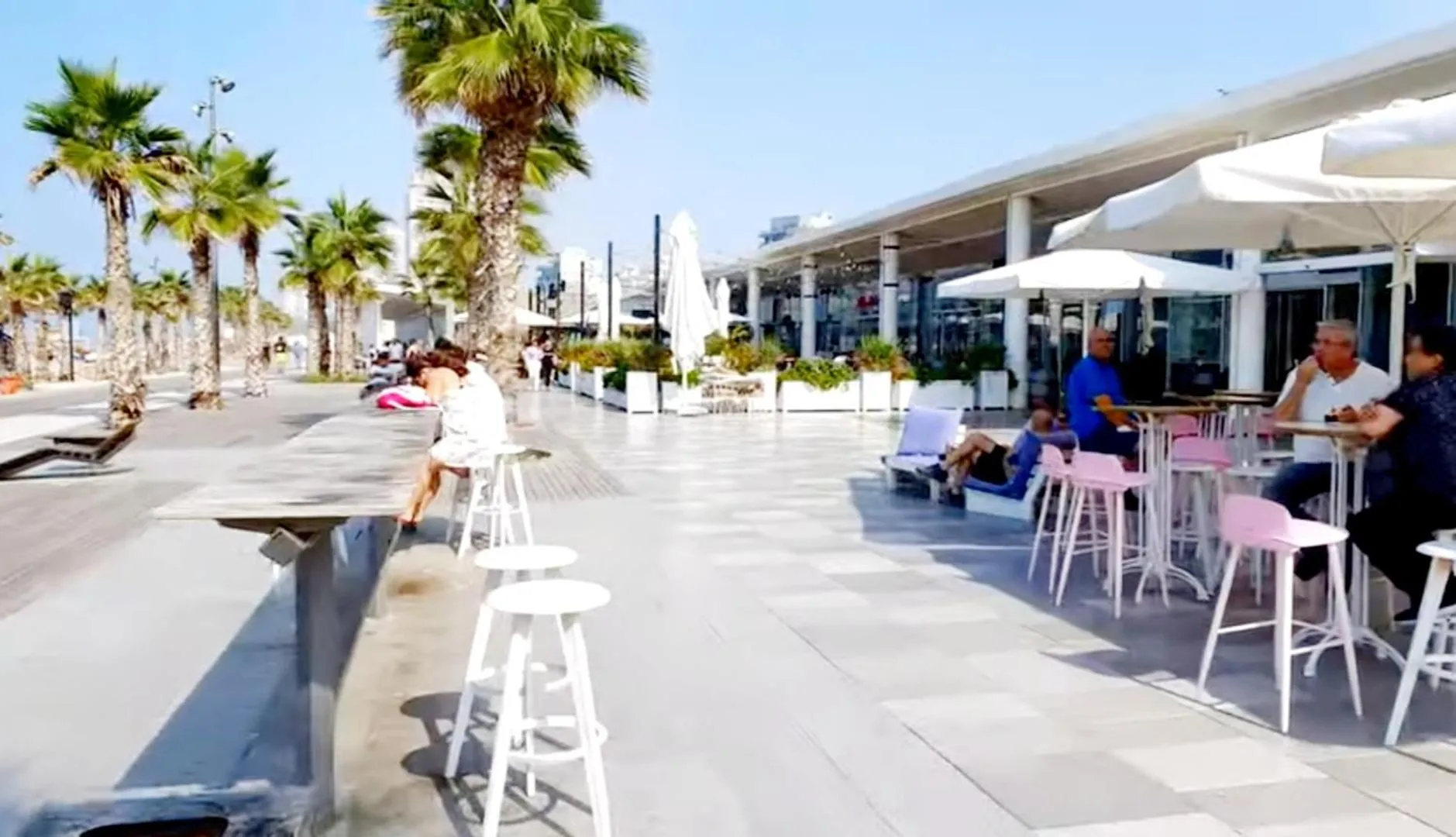 Restaurant/places to eat in Beachfront Studio Apartment Bat Yam 412