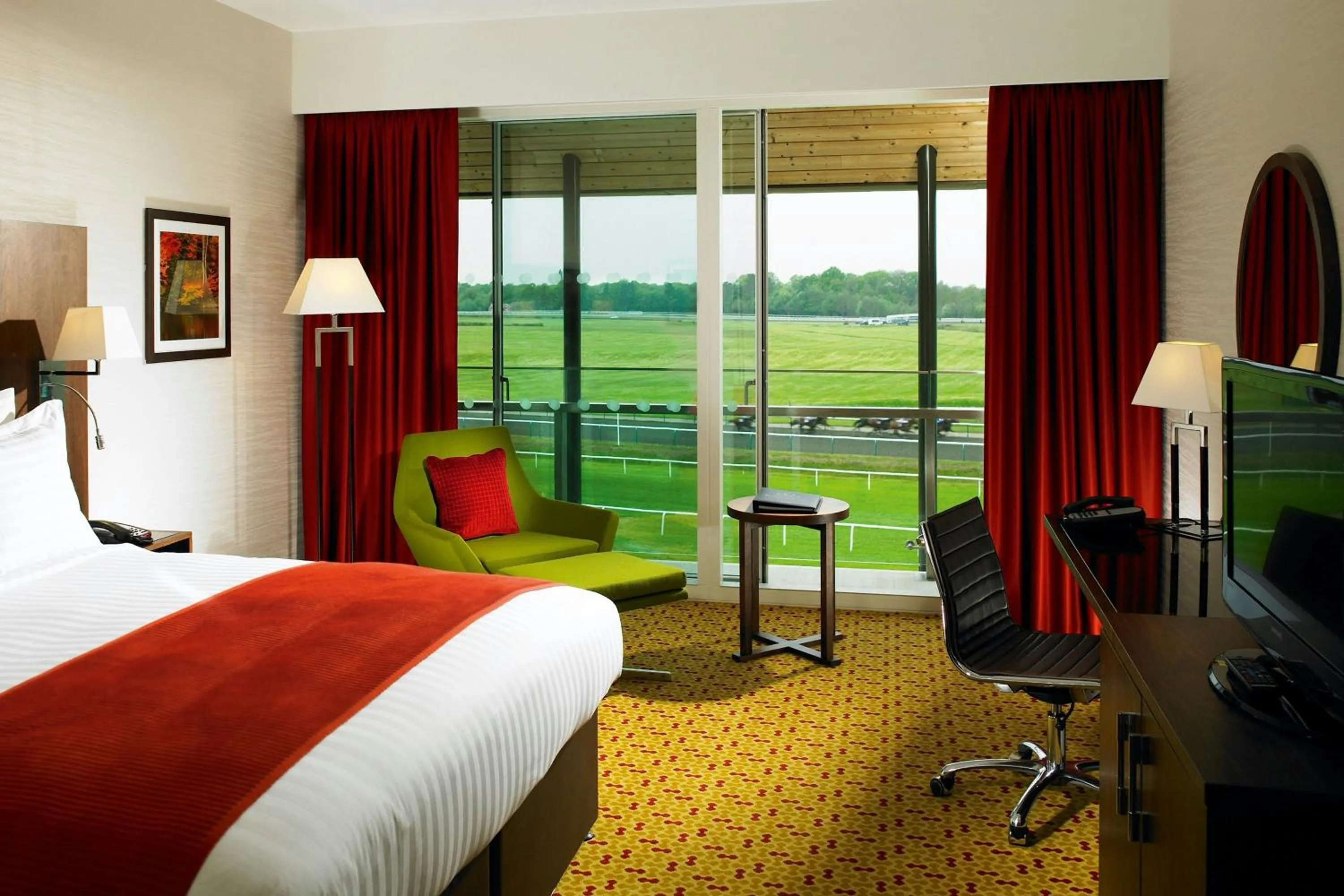 Photo of the whole room, Bed in Lingfield Park Marriott Hotel & Country Club