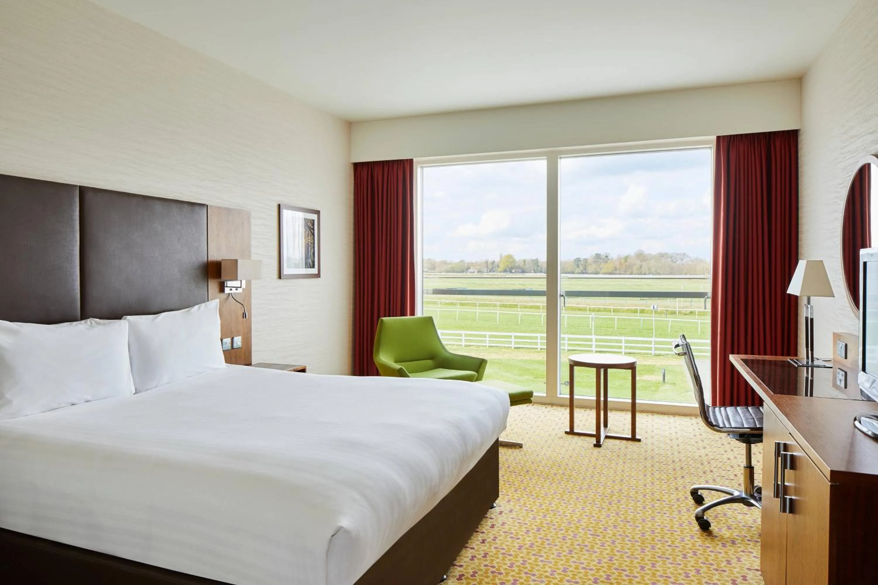 Photo of the whole room, Bed in Lingfield Park Marriott Hotel & Country Club