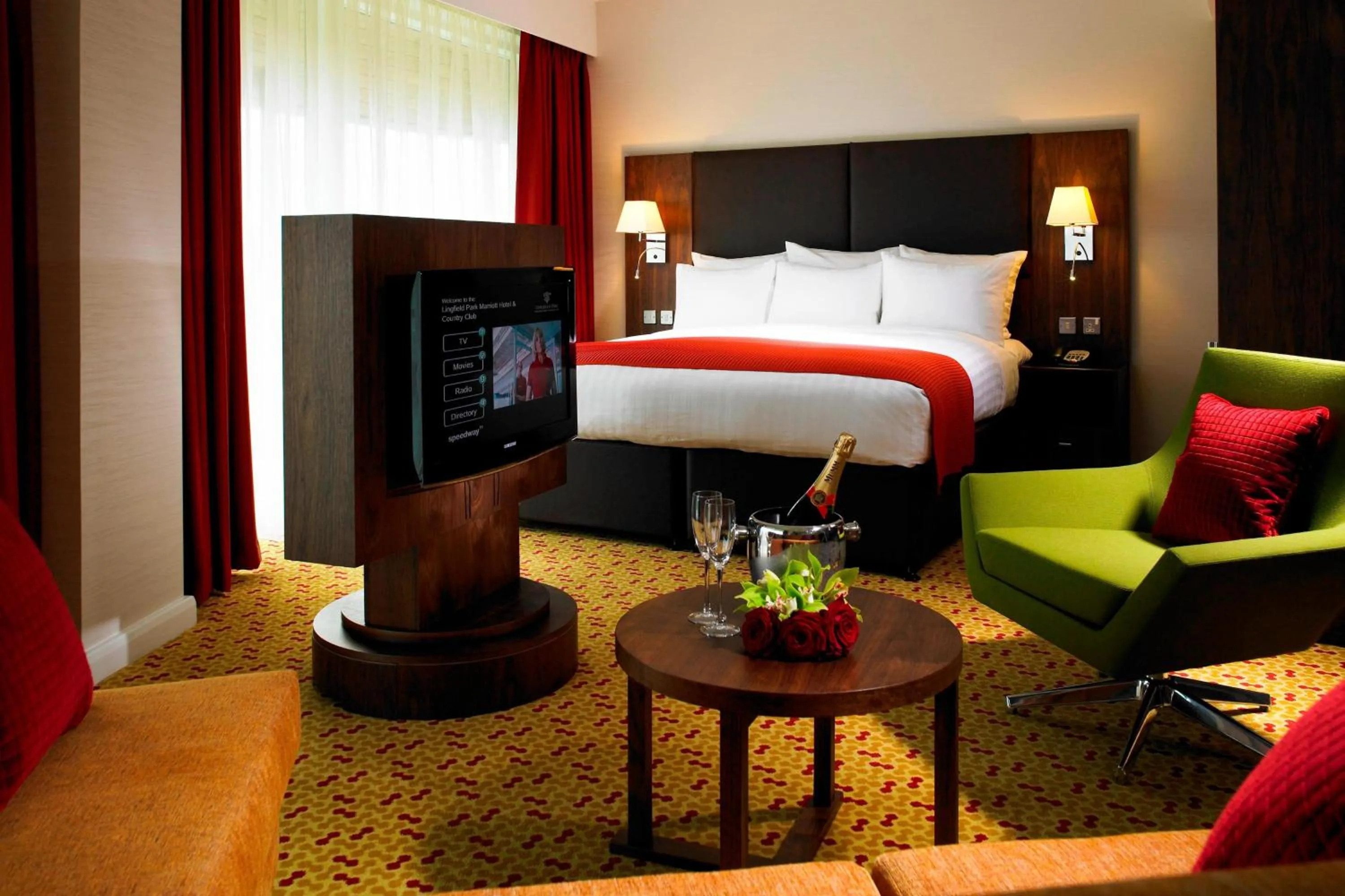 Photo of the whole room, Bed in Lingfield Park Marriott Hotel & Country Club