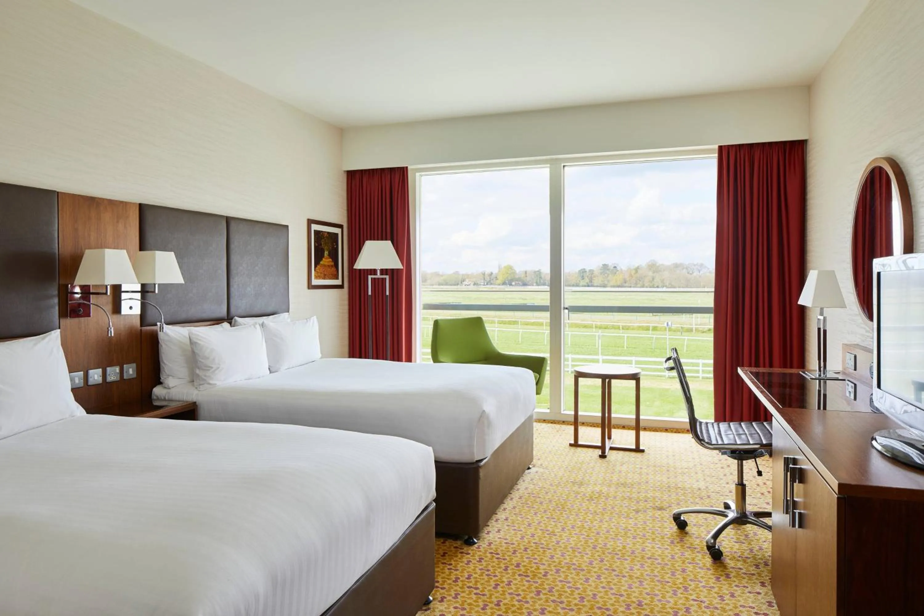 Photo of the whole room, Bed in Lingfield Park Marriott Hotel & Country Club