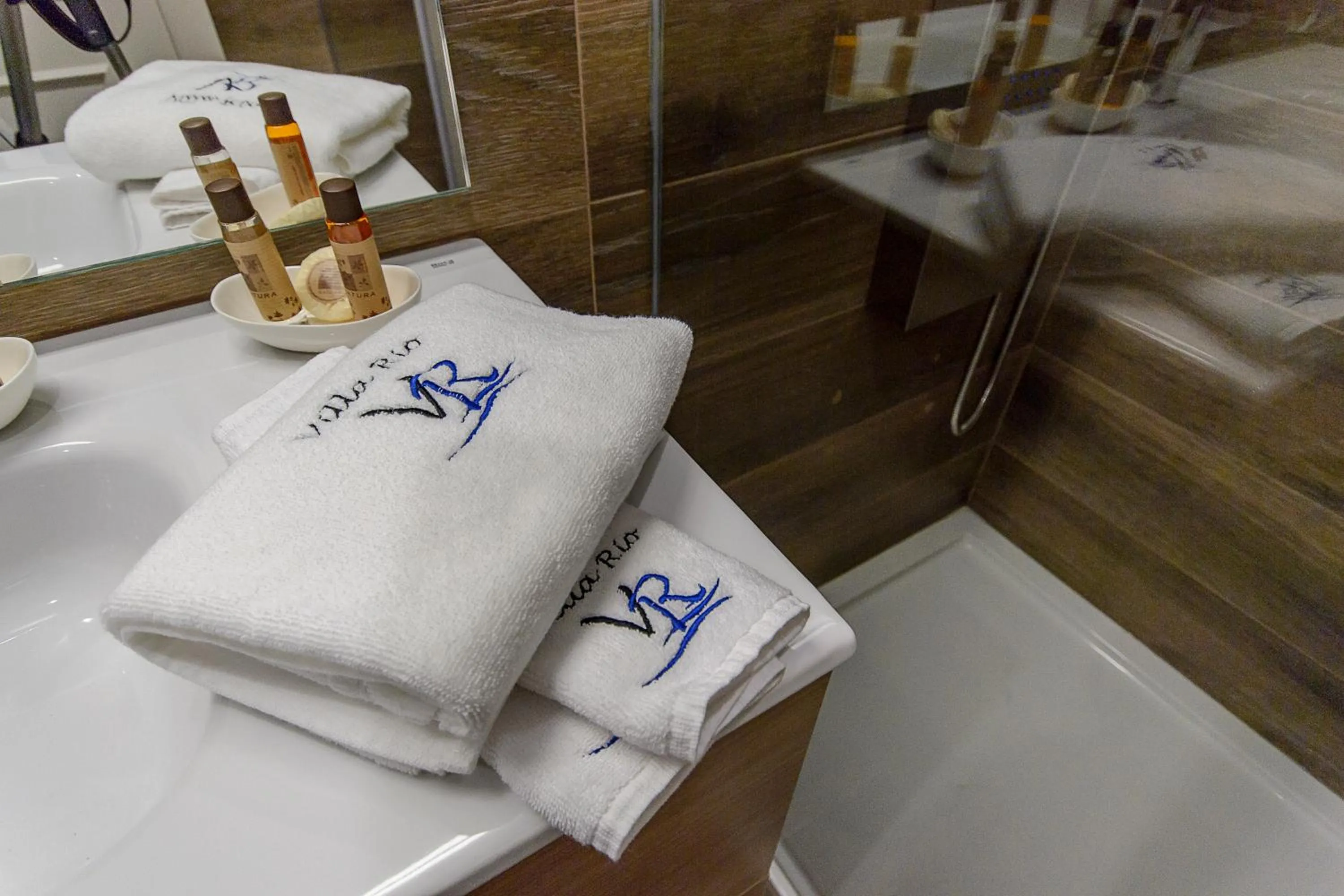 Bathroom, Bed in Villa Rio Guest House Suites