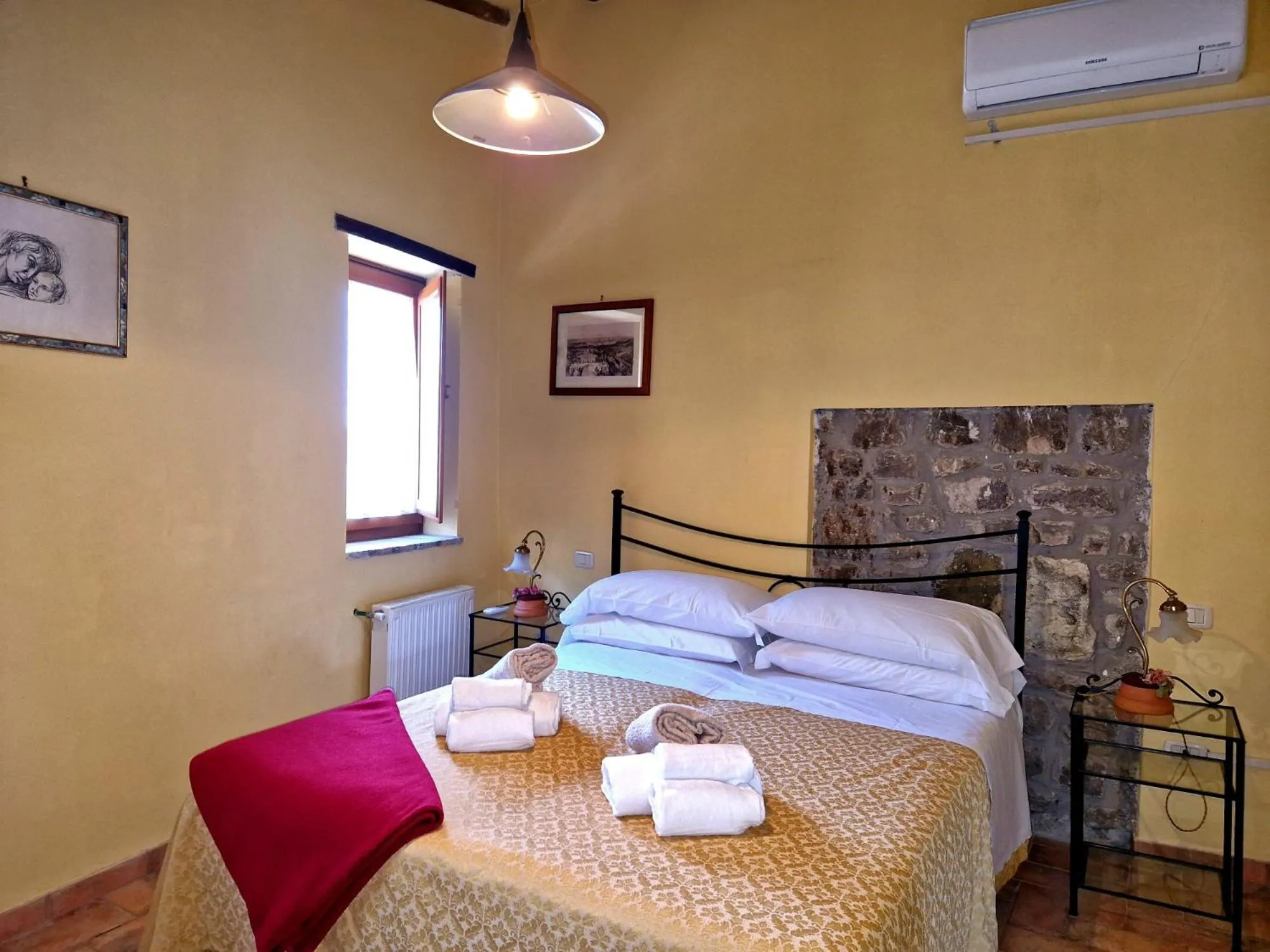 Bed in Borgo Giusto Tuscany