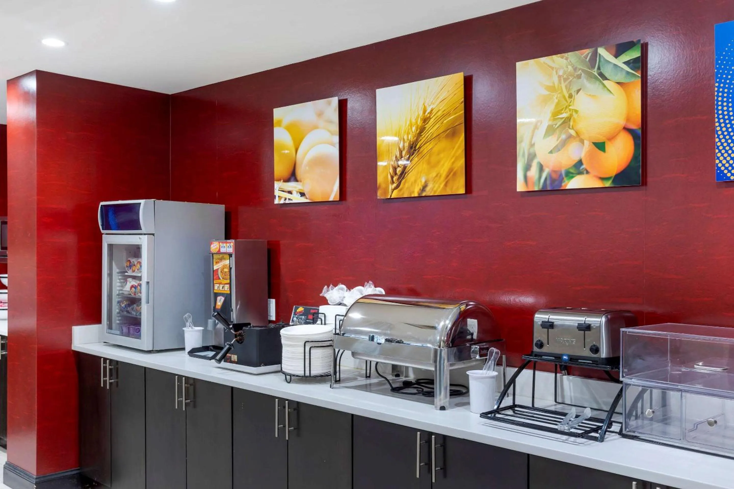 Restaurant/places to eat in Comfort Inn & Suites near Stadium