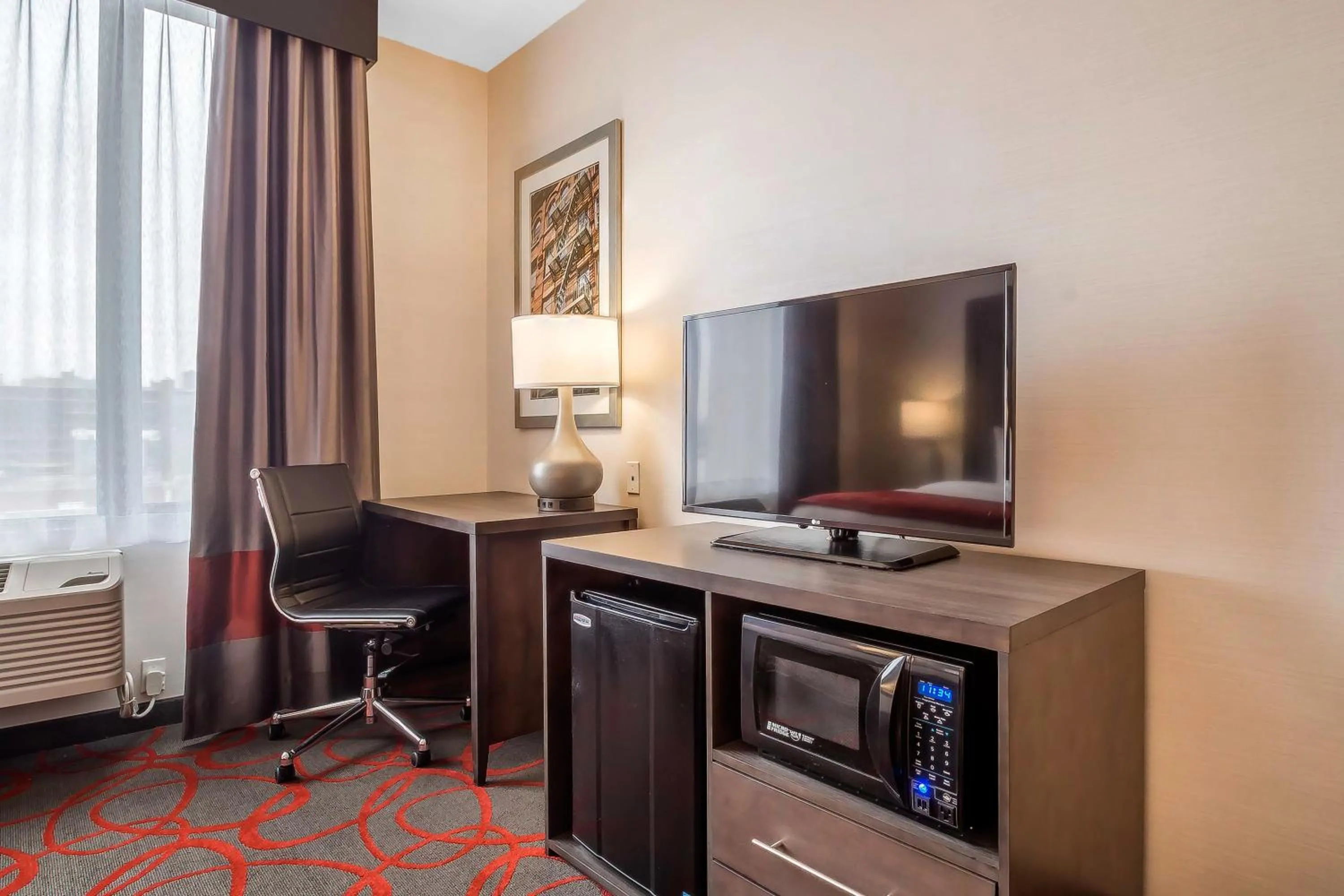 TV and multimedia in Comfort Inn & Suites near Stadium