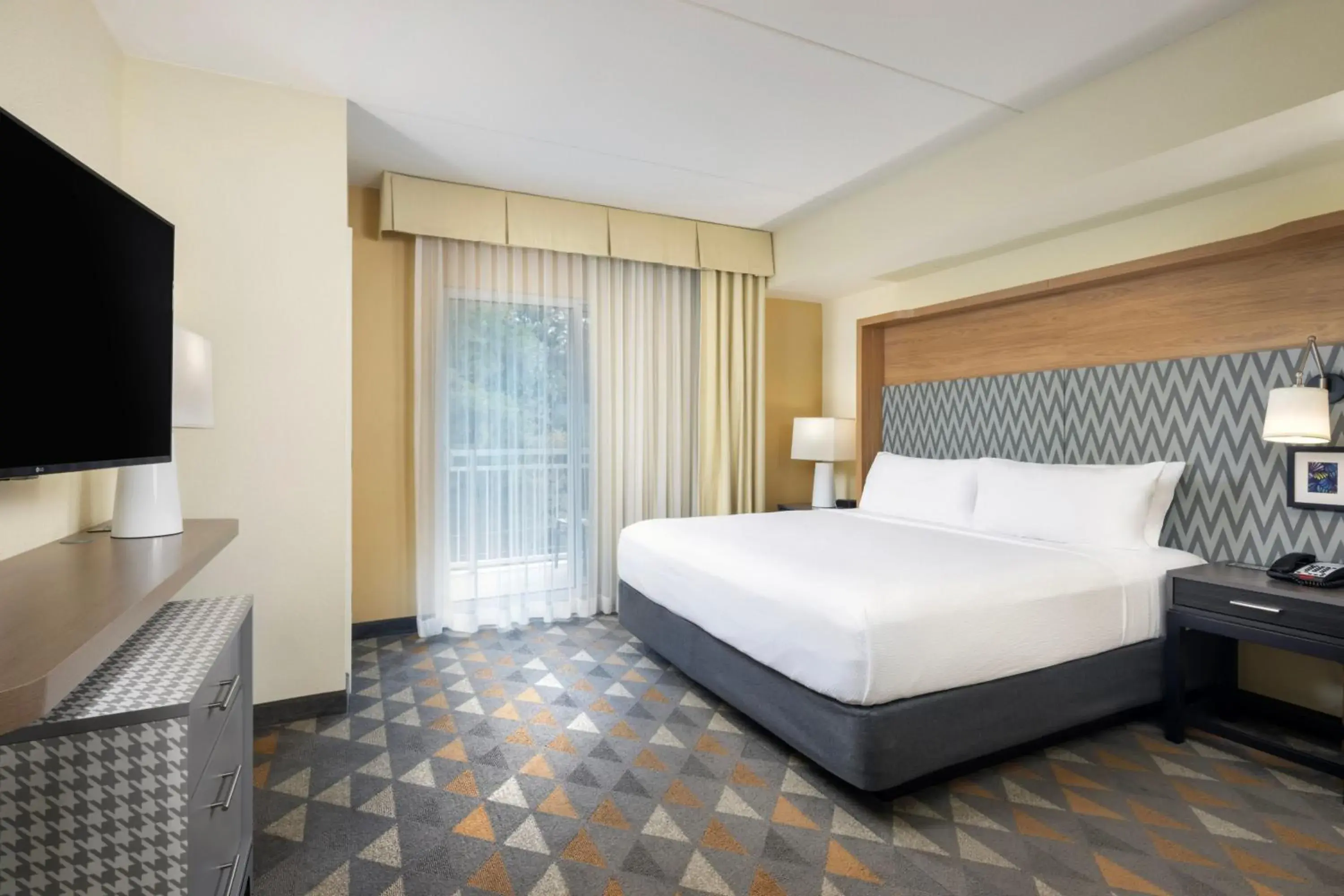 Bedroom, Bed in Holiday Inn & Suites Asheville-Biltmore Vlg Area, an IHG Hotel