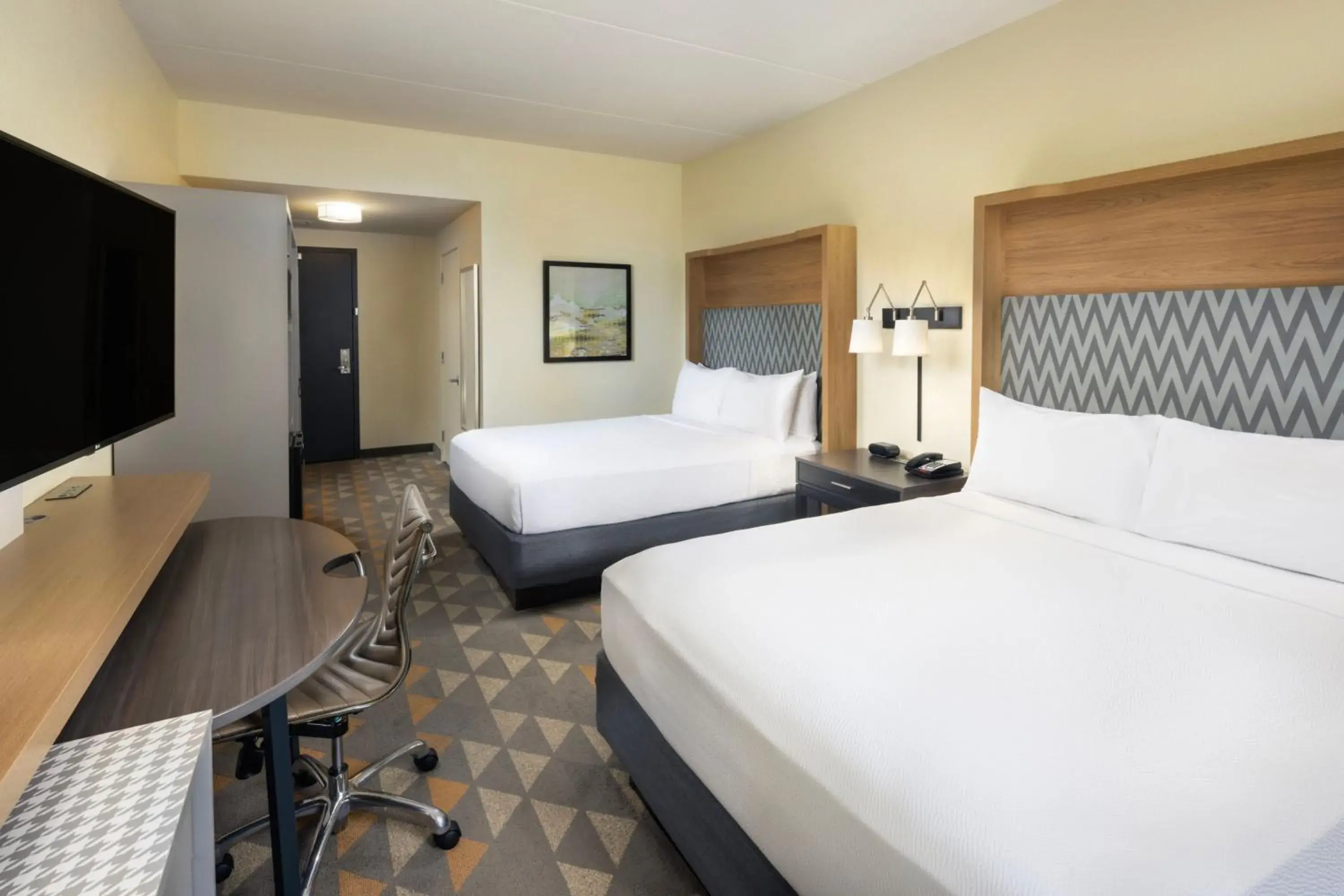 Photo of the whole room, Bed in Holiday Inn & Suites Asheville-Biltmore Vlg Area, an IHG Hotel