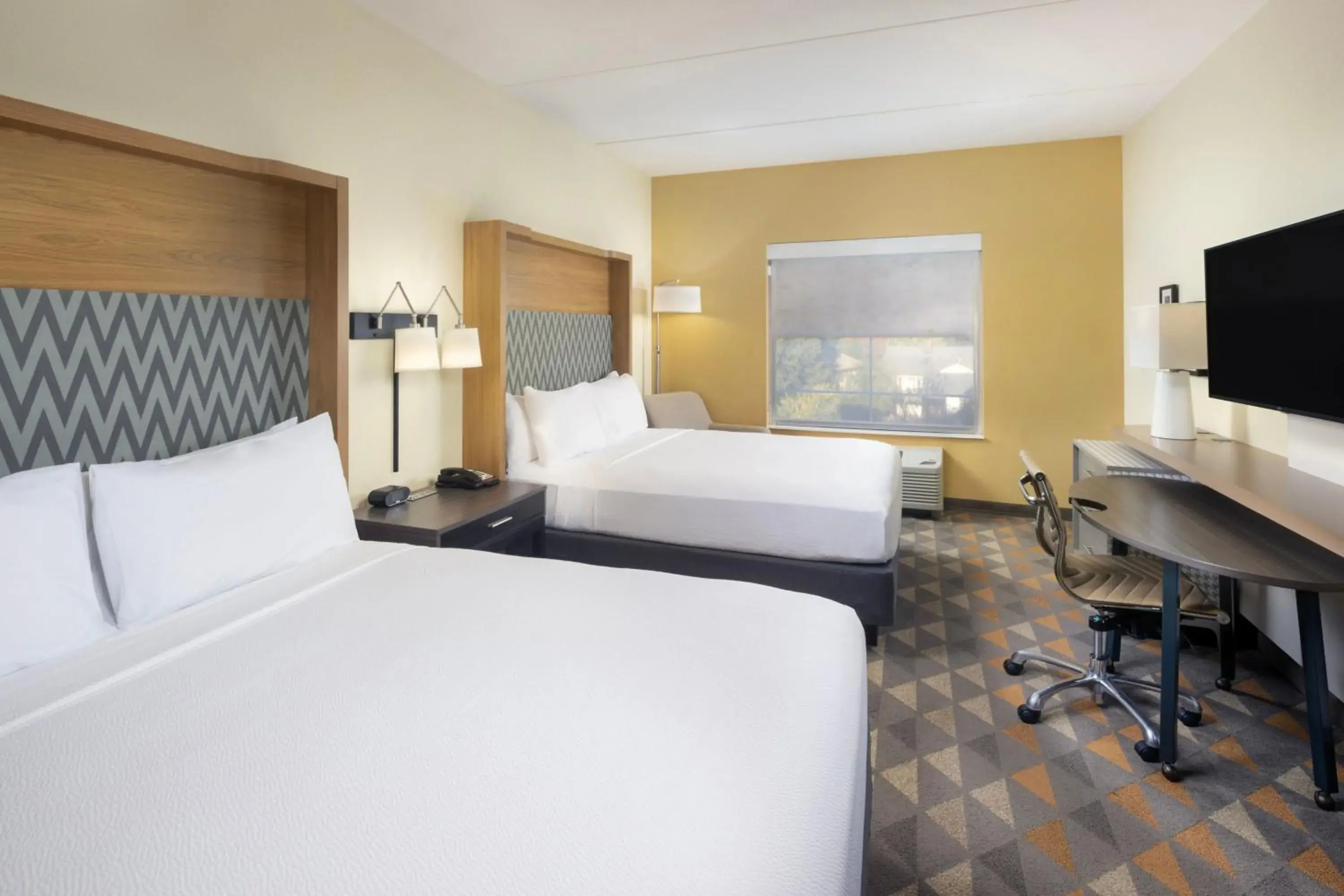 Photo of the whole room, Bed in Holiday Inn & Suites Asheville-Biltmore Vlg Area, an IHG Hotel