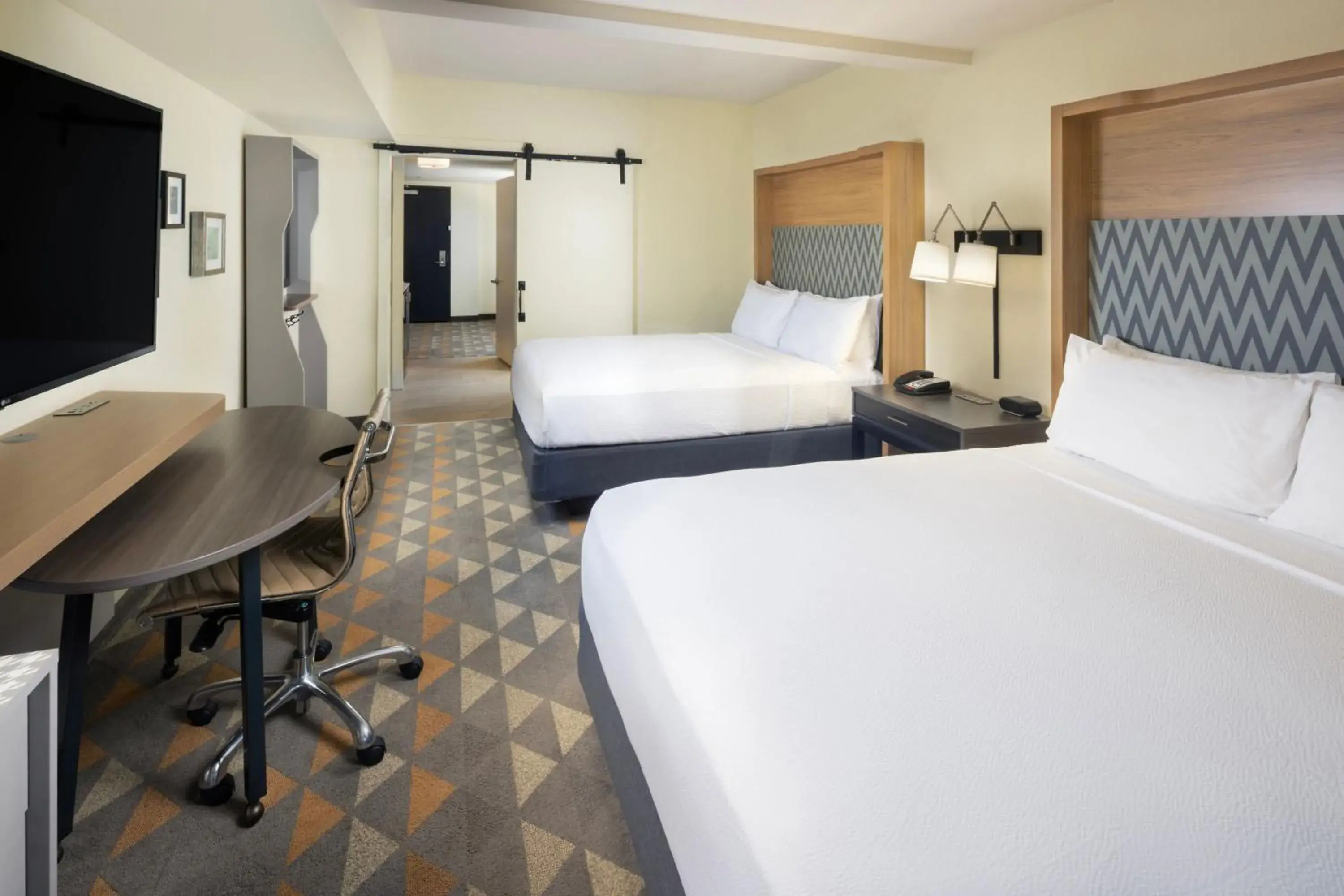 Photo of the whole room, Bed in Holiday Inn & Suites Asheville-Biltmore Vlg Area, an IHG Hotel