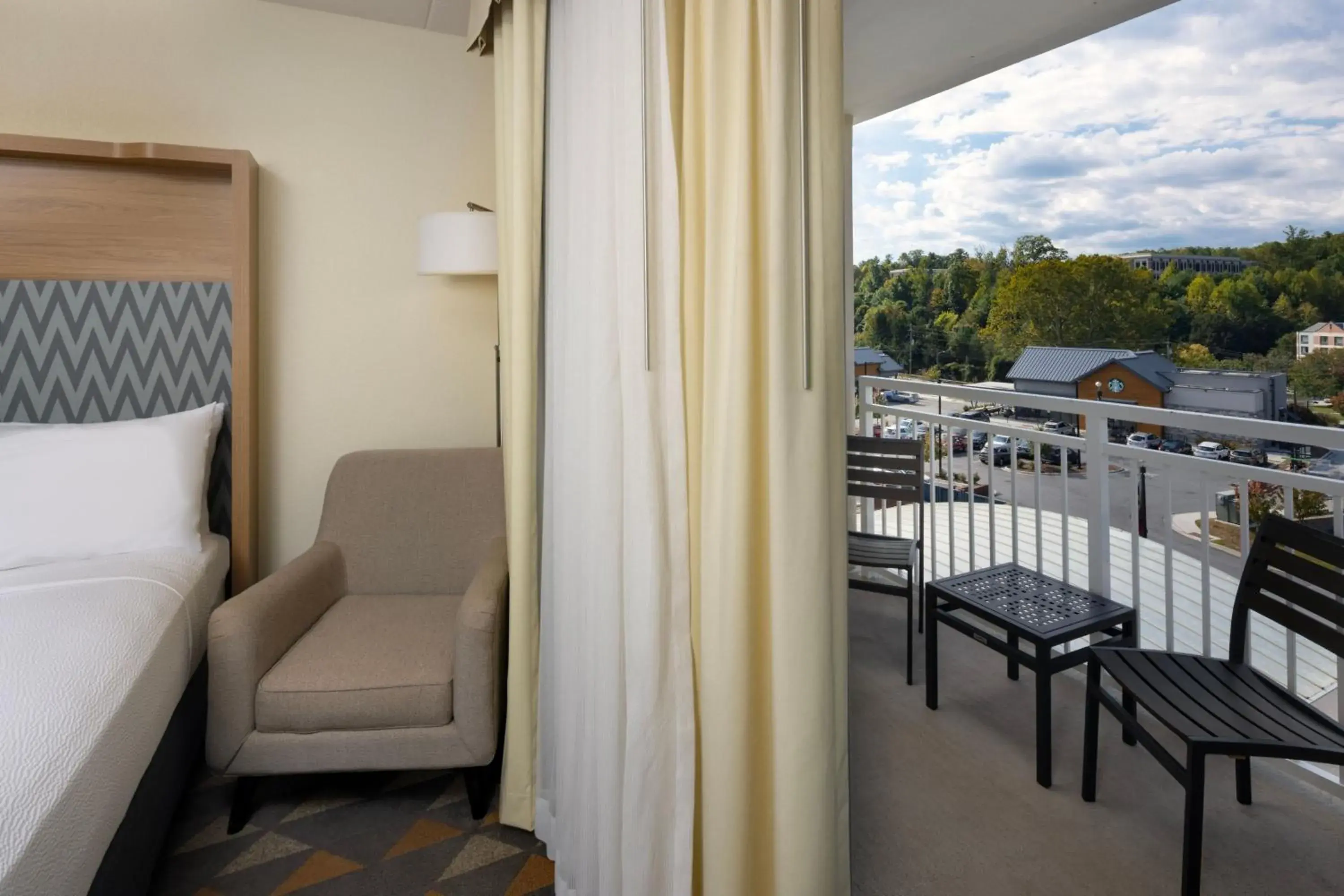 Photo of the whole room, Bed in Holiday Inn & Suites Asheville-Biltmore Vlg Area, an IHG Hotel