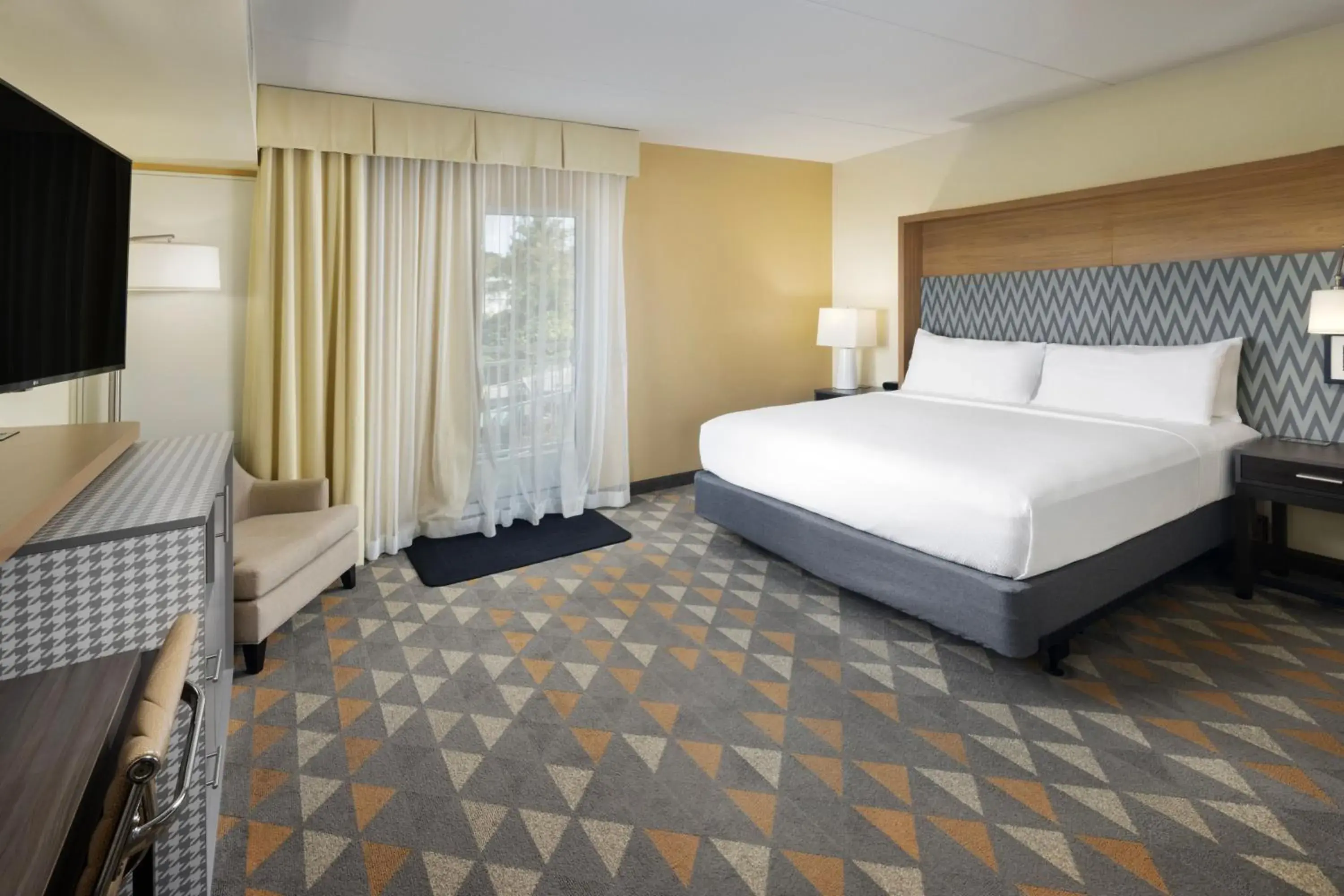 Photo of the whole room, Bed in Holiday Inn & Suites Asheville-Biltmore Vlg Area, an IHG Hotel