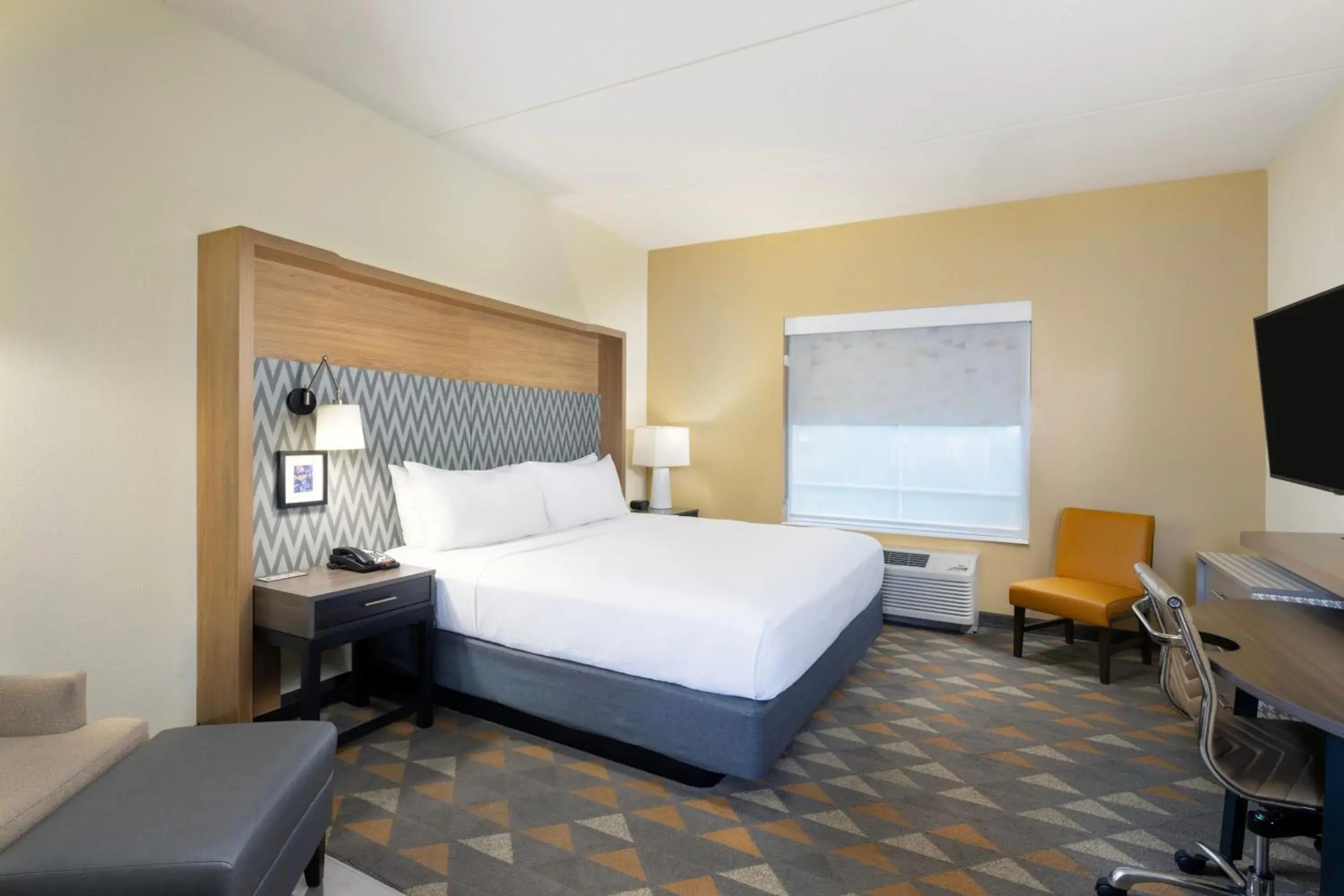 Photo of the whole room, Bed in Holiday Inn & Suites Asheville-Biltmore Vlg Area, an IHG Hotel