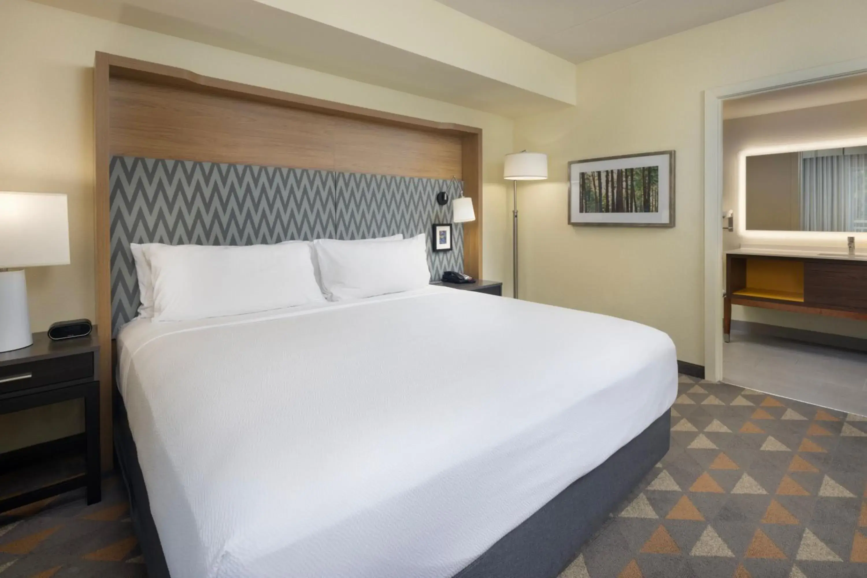 Bedroom, Bed in Holiday Inn & Suites Asheville-Biltmore Vlg Area, an IHG Hotel