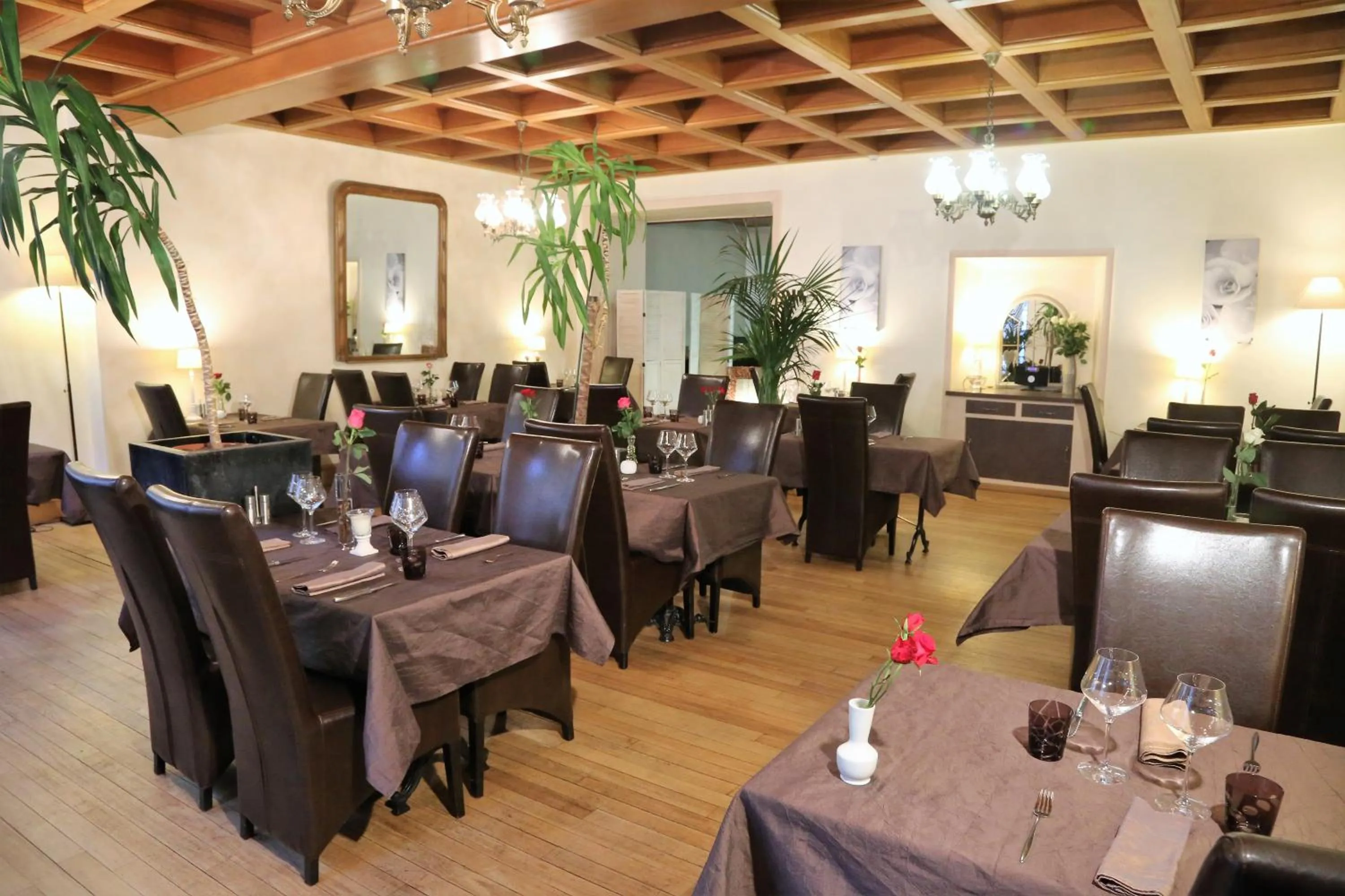 Restaurant/places to eat in Logis L'Ecu De France