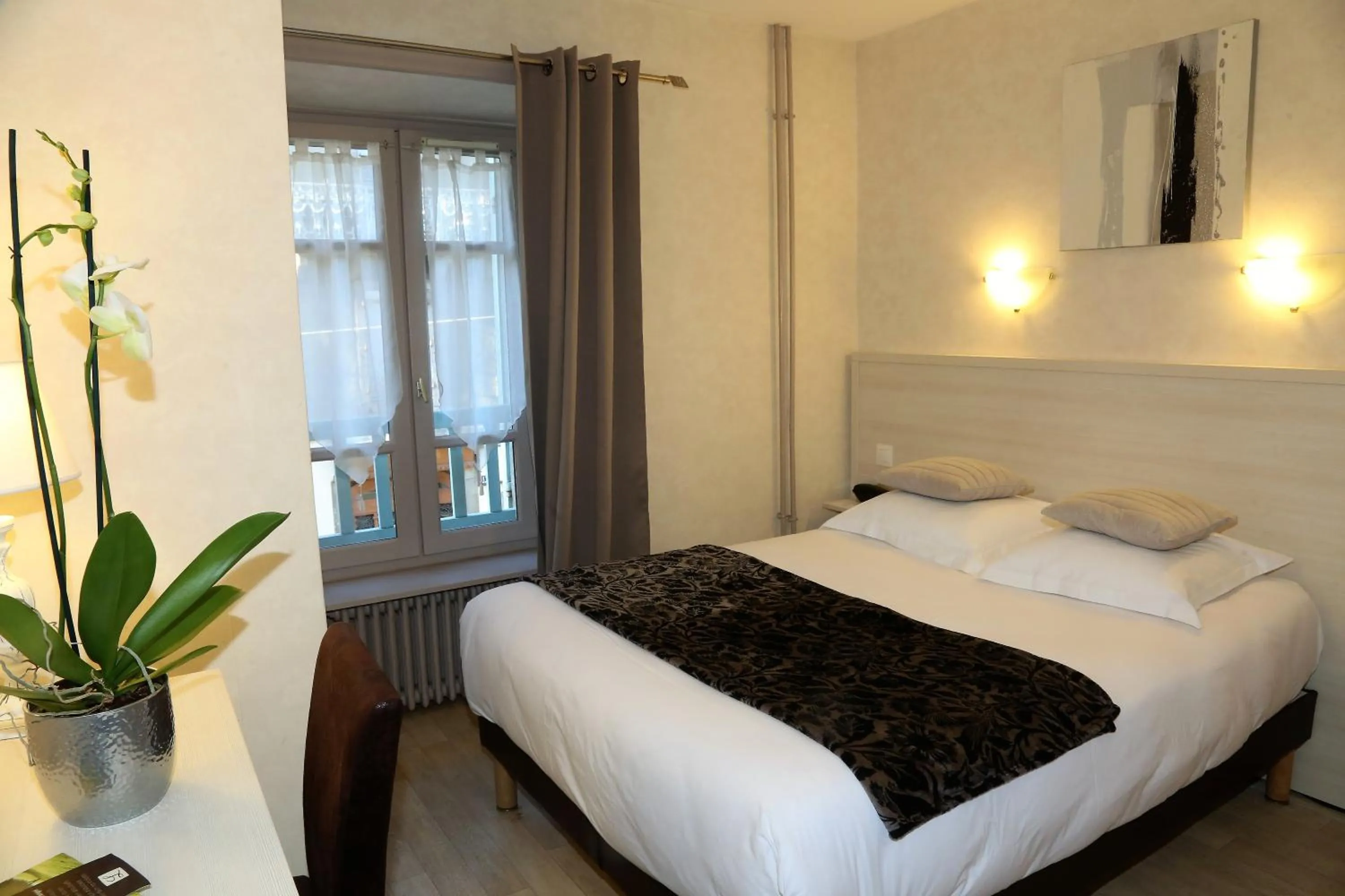 Bed in Logis L'Ecu De France