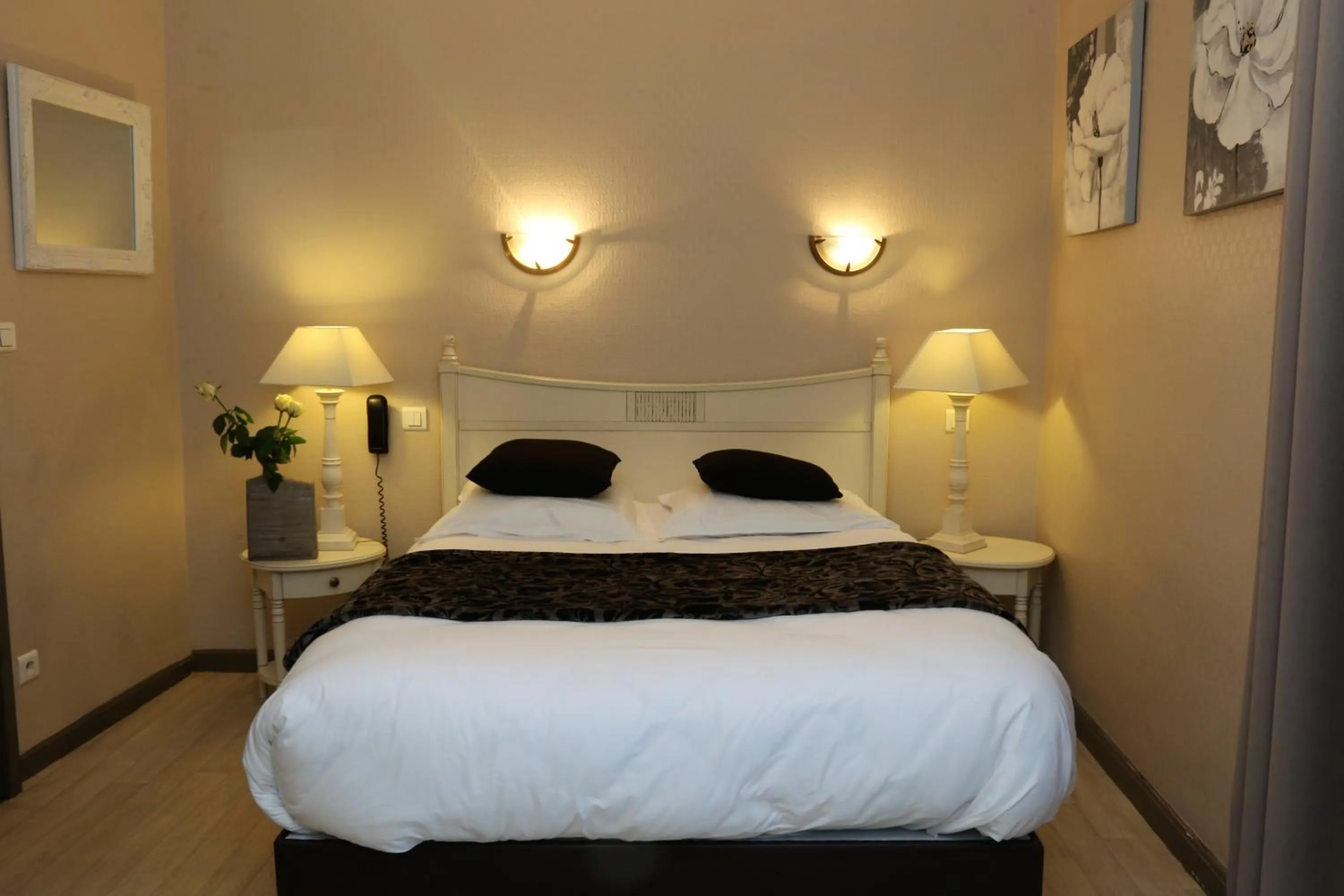 Bed in Logis L'Ecu De France