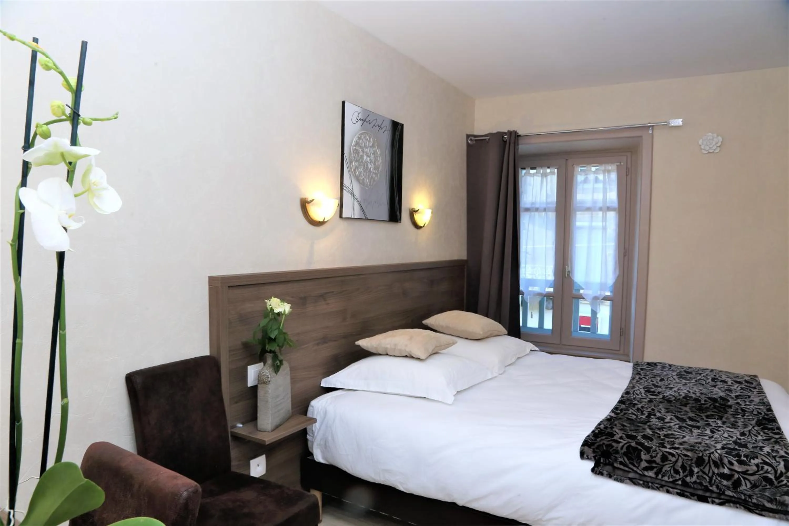 Bed in Logis L'Ecu De France