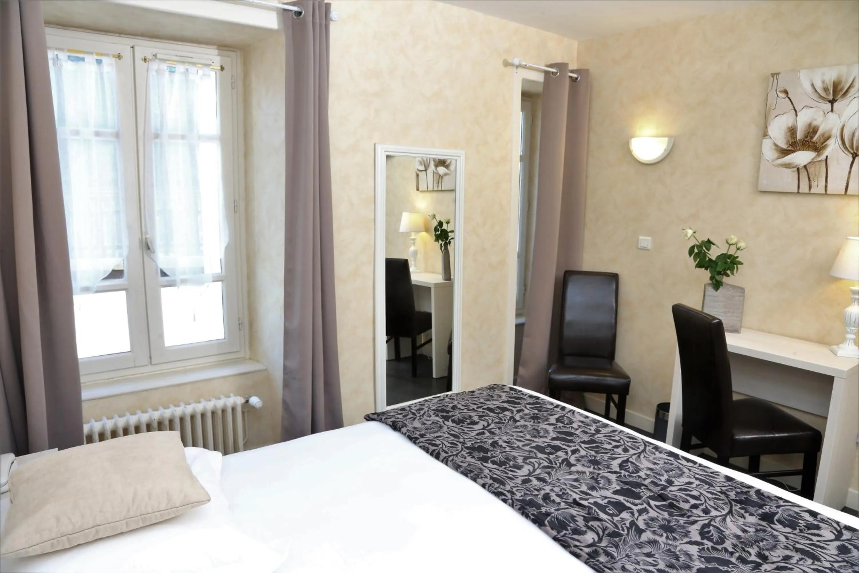 Bed in Logis L'Ecu De France