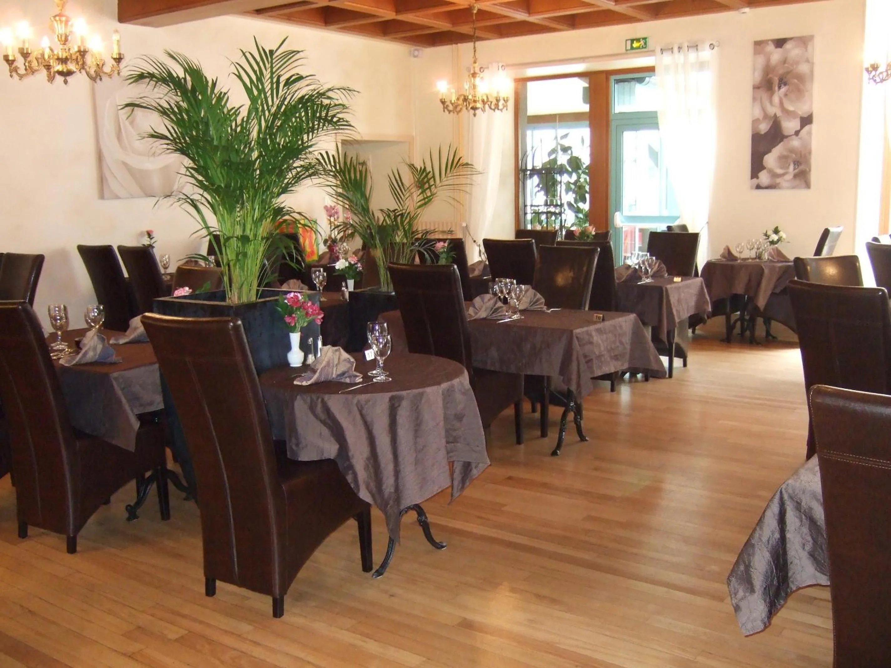Restaurant/places to eat in Logis L'Ecu De France