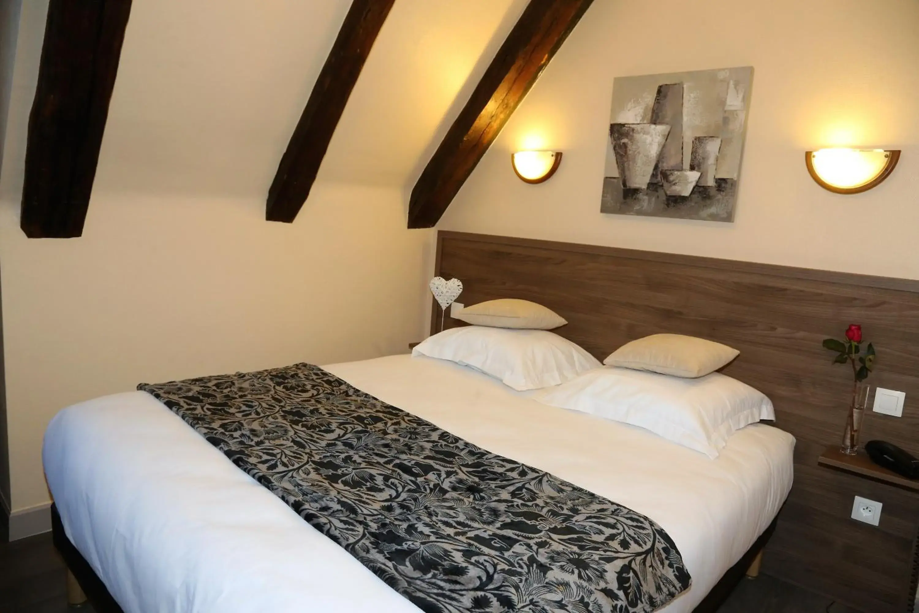 Double Room in Logis L'Ecu De France Double Room in Logis L'Ecu De France
