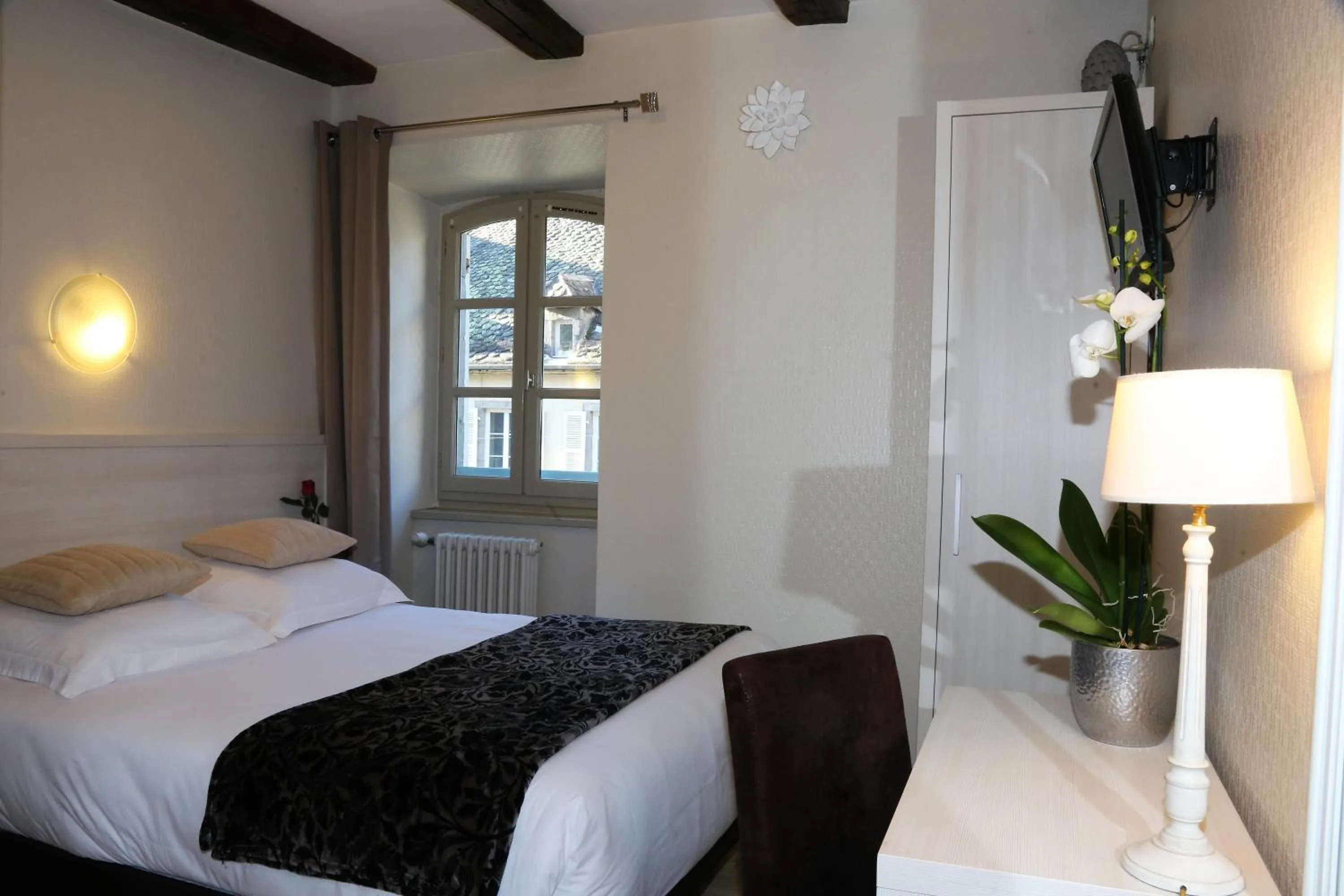 Bed in Logis L'Ecu De France