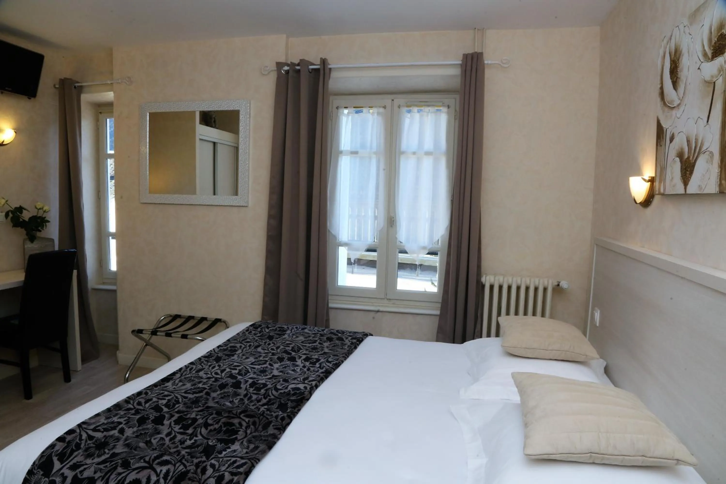 Bedroom, Bed in Logis L'Ecu De France