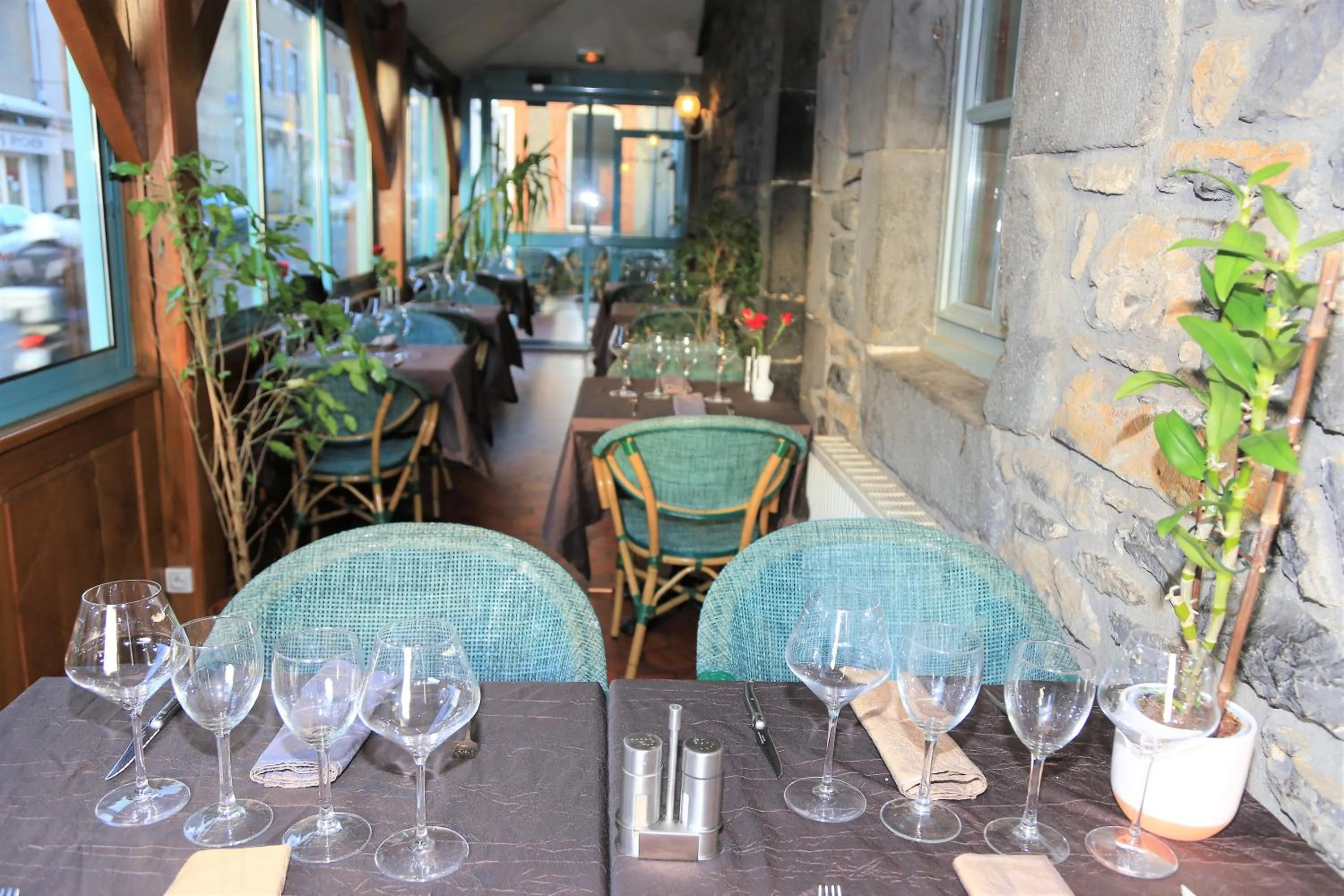 Restaurant/places to eat in Logis L'Ecu De France
